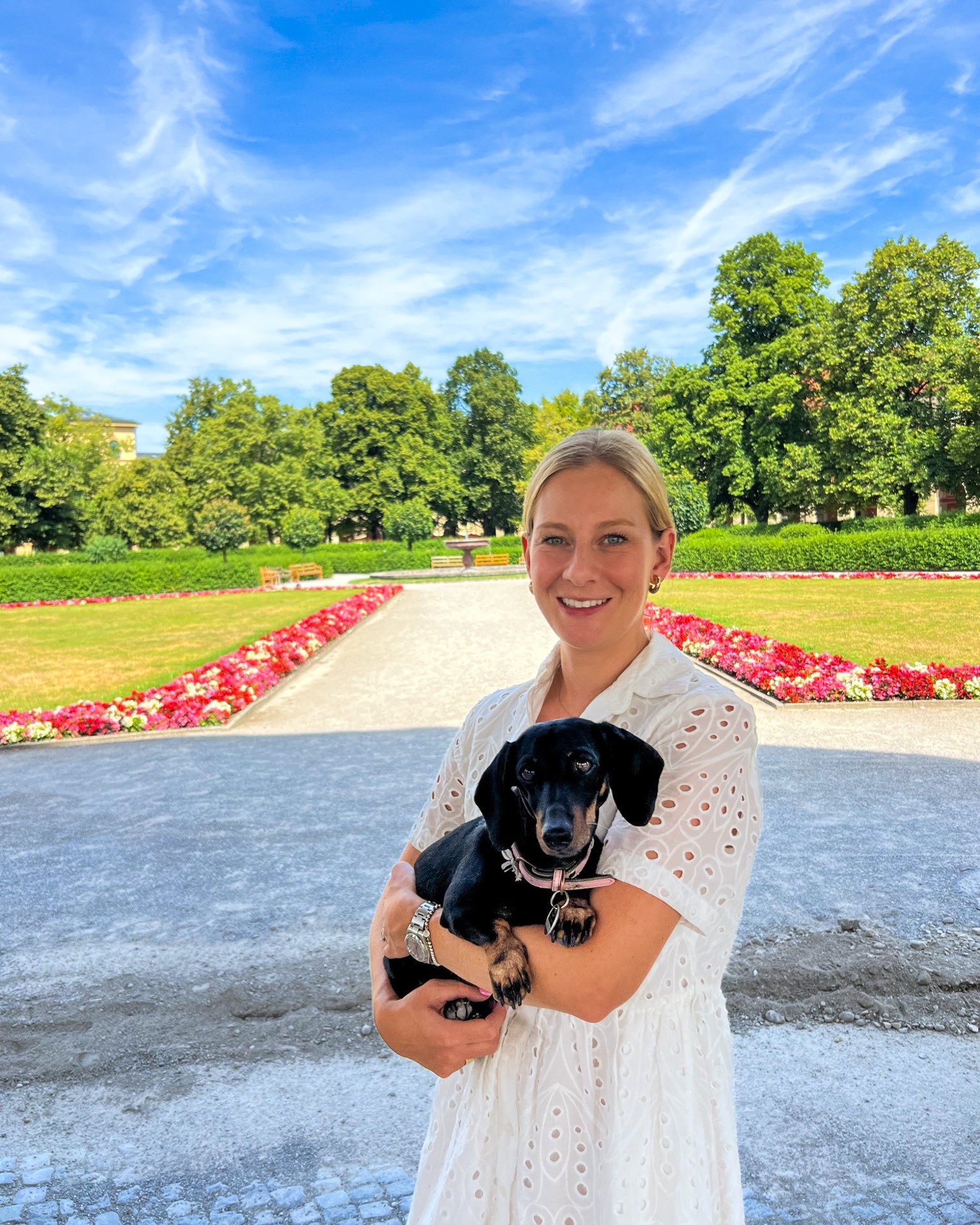 ✨ Willkommen zurück, Nadine & Fini! ✨
Nach ihrer Elternzeit ist unsere langjährige Kollegin Nadine endlich wieder zurück im Team – und natürlich auch ihre treue Begleiterin Fini 🐾, die wir schon fast als unsere „Office Dog“-Mitarbeiterin der ersten Stunde bezeichnen können.
Wir freuen uns riesig, euch beide wieder hier zu haben – das Büro ist mit euch einfach noch ein Stückchen schöner! 💛
