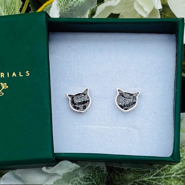 Super cute cat stud earrings made with black background and silver glitter with hidden black hair 💔
Link to this item is in the comments or browse the website at www.meadowmemorials.co.uk