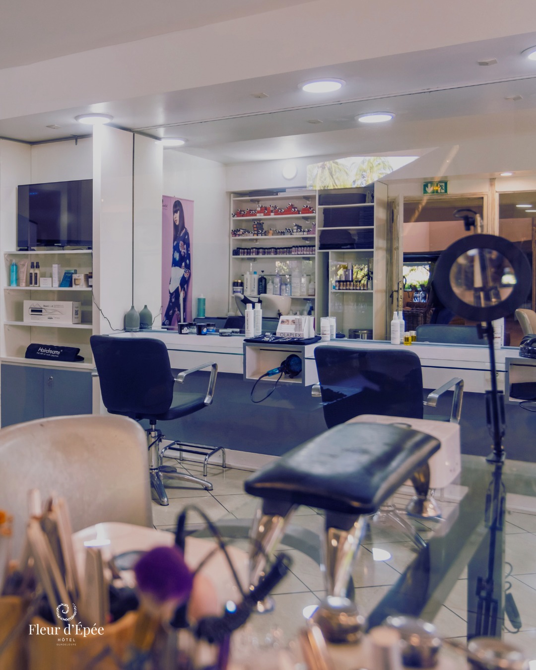 Prenez place… le temps s’arrête ici !
Du coin manucure avec @nails_by_samy aux sièges du salon de coiffure de @thebeachhairstudio971 , laissez-vous choyer et profitez d’un moment beauté inoubliable pendant votre séjour. Parce qu’un séjour parfait, c’est évidemment se sentir bien dans sa peau.
Réservez votre pause beauté sans plus attendre !
#nailsartguadeloupe #manucure #salondecoiffure #salondebeauté #hôtelgosier #hotelguadeloupe #guadeloupe