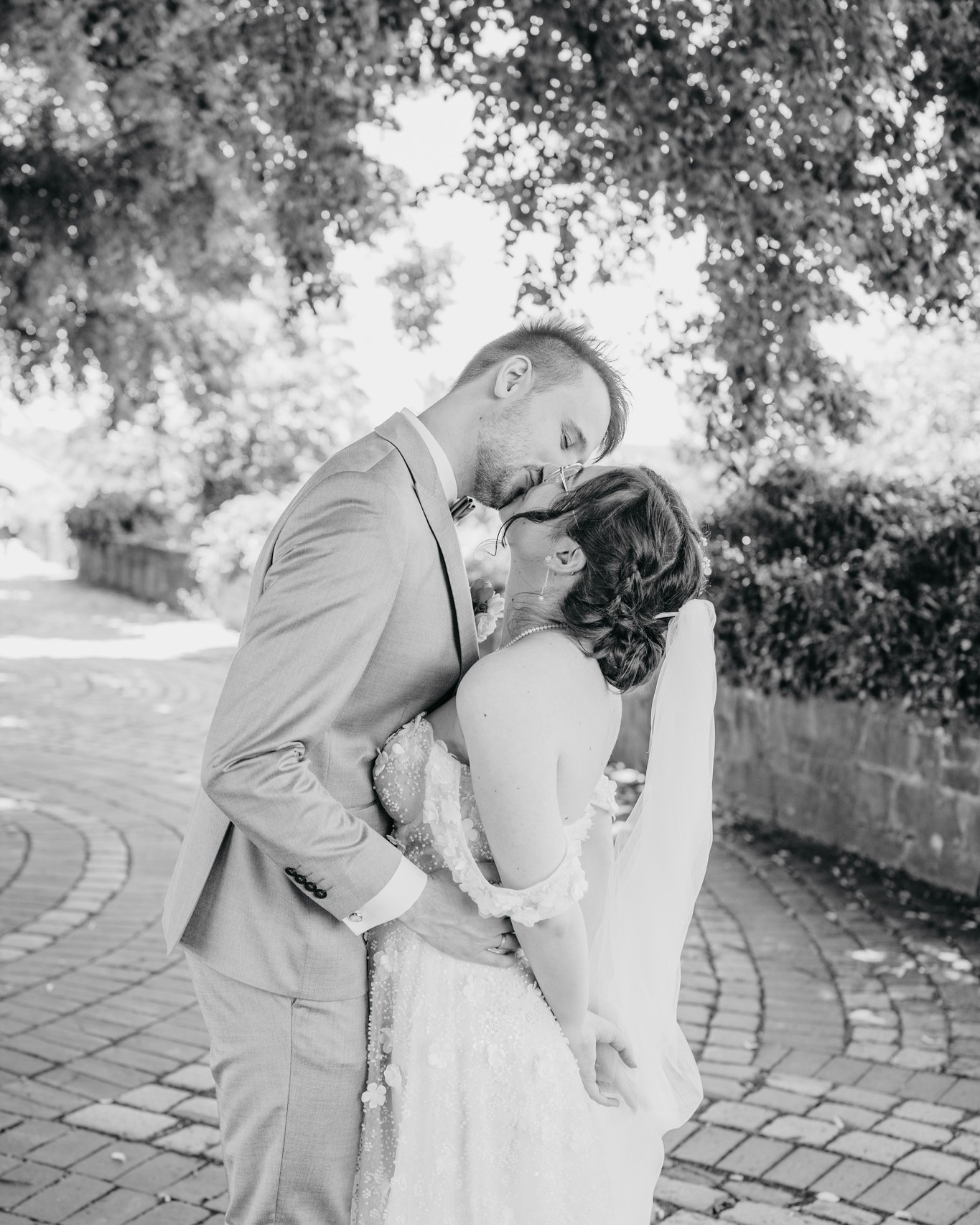 ✨ Euer Hochzeitstag ist kein Marathon ✨
In meinen Vorgesprächen sage ich Paaren immer: Plant Zeitpuffer ein. ⏳
Nicht, weil ich streng bin – sondern weil ihr es verdient habt, den Tag entspannt zu erleben. Denn wenn ihr hetzt, fühlt es sich nicht nur stressig an, man sieht es auch auf den Bildern.
✨ Gelassenheit ist der Schlüssel zu Fotos, die euch wirklich widerspiegeln. Eure Freude, euer Lachen, eure kleinen Momente entstehen nur, wenn Raum dafür da ist. 🫶
Wenn ihr für 2026 oder 2027 eine entspannte Hochzeitsbegleitung sucht: schreibt mir für euren Wunschtermin. 📩
▫️
▫️
▫️
▫️
▫️
▫️
#hochzeitsvibes #brautpaarstyle #ungestelltefotografie #authentischehochzeitsfotos #hochzeitsfotografie #hochzeitsfotografin #brautpaarshooting #hochzeitesslingen #esslingenamneckar #dickerturm #hochzeitbawü #hochzeitstuttgart #hochzeitbadenwürttemberg #braut2026 #braut2027 #hochzeitsplanung2026 #hochzeitsplanung2027 #hochzeitsfotografschwaebischgmuend