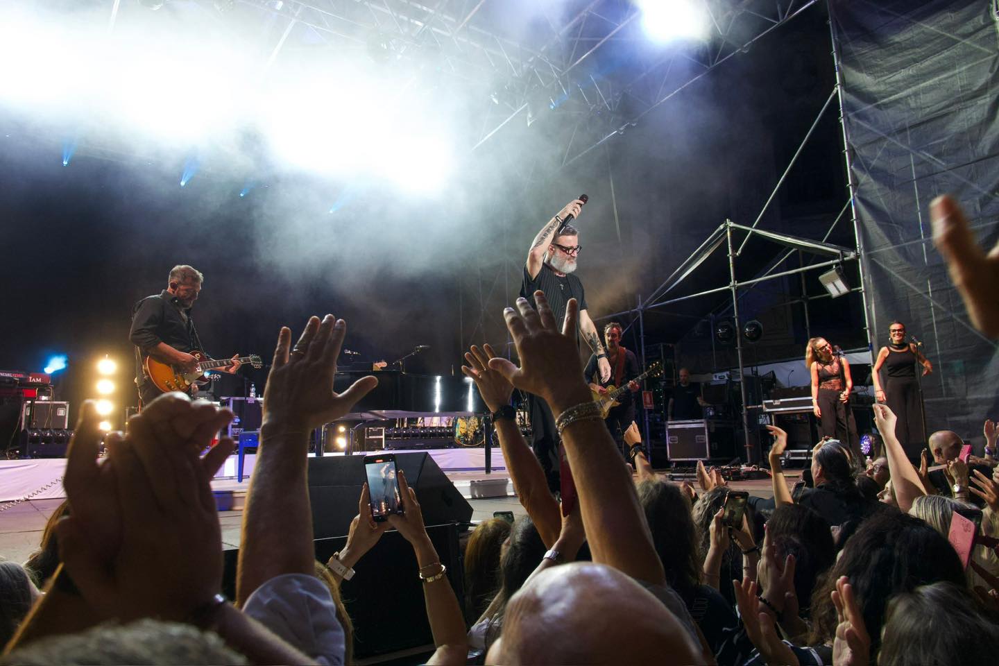 Grazie @pisasummerknights!
Ieri in Piazza dei Cavalieri è stato bellissimo condividere con voi un’altra tappa del tour ❤️
Ph @lucabrunetti_photo, @laurabadiali
#MarcoMasini #CiVorrebbeAncoraIlMare
@friendsandpartners @momyrecords @concerto.official @rtl1025 @birindelliauto
