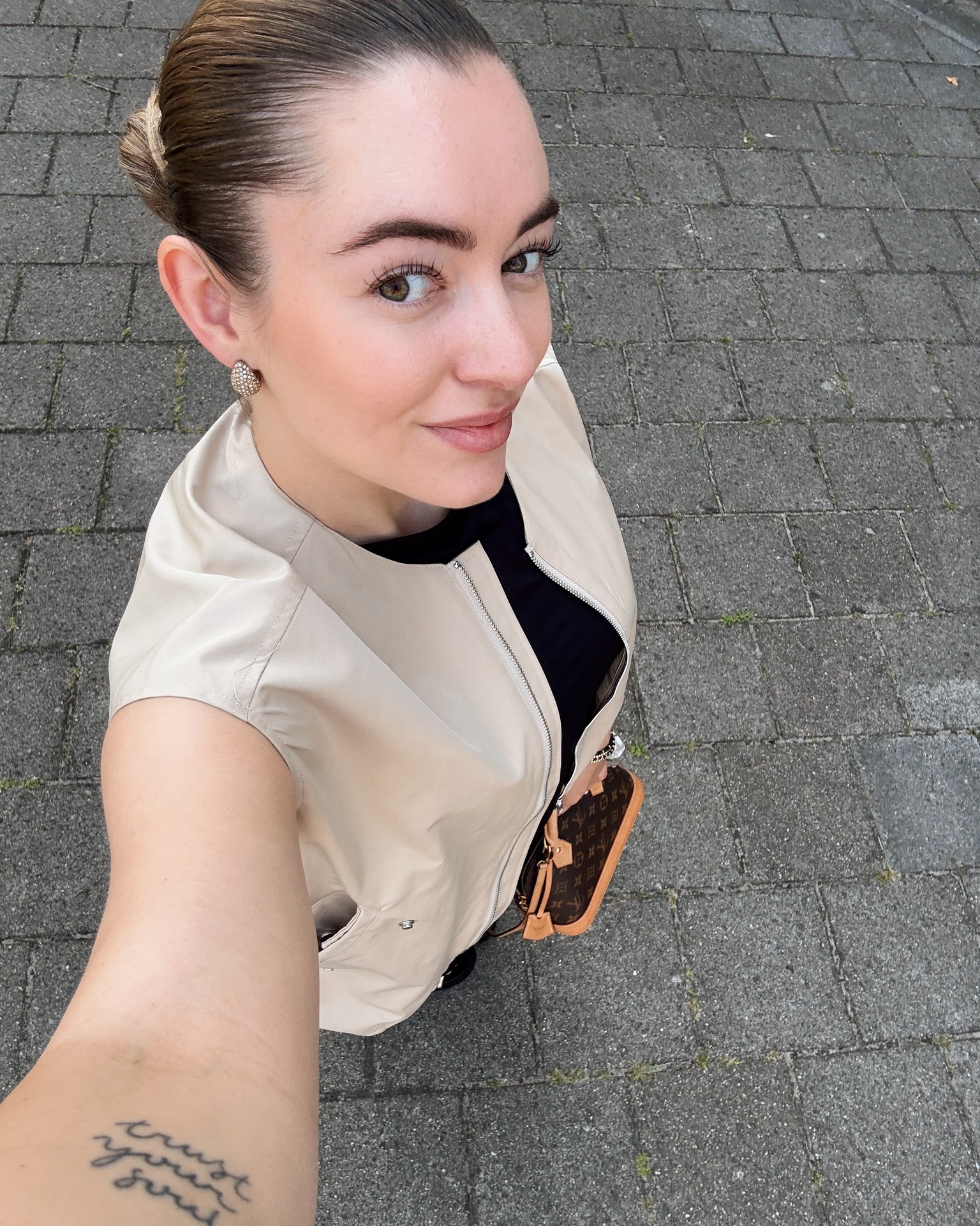 Na vijf jaar ervaring in Social Media Management voor uiteenlopende bedrijven, voelde het tijd voor een nieuwe richting.
Zowel bij mijzelf als bij (potentiële) klanten verschoof de behoefte van “beheer” naar “begeleiding”. Daarom bieden wij Social Media Management uitsluitend nog aan onze bestaande klanten, en nemen we geen nieuwe klanten meer aan.
Mijn missie is om zo veel mogelijk kennis over te brengen aan iedereen die interesse heeft in Social Media en Digital Marketing.
Of we nou samen jouw bedrijf laten groeien of dat ik dames help bij het opzetten van hun eigen online business. Samen gaan we groeien!
Afgelopen jaar introduceerde ik de 1:1 Coaching Calls. Deze trajecten gaan als een speer en ik merk dat dit ook zó veel voordelen met zich meebrengt voor jou als klant.
Daarnaast worden er diverse online producten uitgewerkt die jou gaan helpen bij het beheren van je Socials.
Stay tuned for more & zet vooral je notificaties aan om op de hoogte te blijven van alles wat er komen gaat. 🔔✨🫶🏼