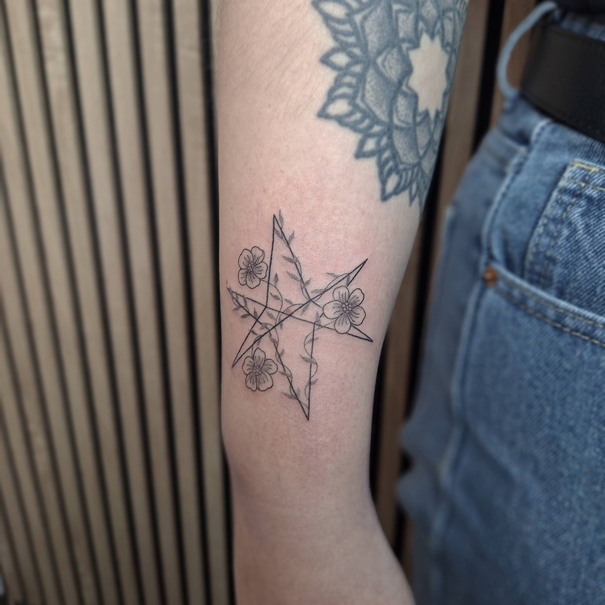 ⭐🌸 Geometry meets nature by @luneink
This tattoo blends crisp, sharp lines with soft floral elements, creating a piece that feels both structured and organic. It’s a reminder that strength and delicacy can coexist beautifully on the skin.
Done at @thelostoasistattoo 🖤
✨ Want ink like this? 👉 DM @luneink or email luneink.info@gmail.com
to book your spot! ✉️
⚡ And don’t forget: we’ll be at Tattoo FX in Waregem, 27–28 September! Ninke, Jesper, and Eliot will be there with fresh flash and custom designs ready to go. Spots are still open!! grab yours while you can!