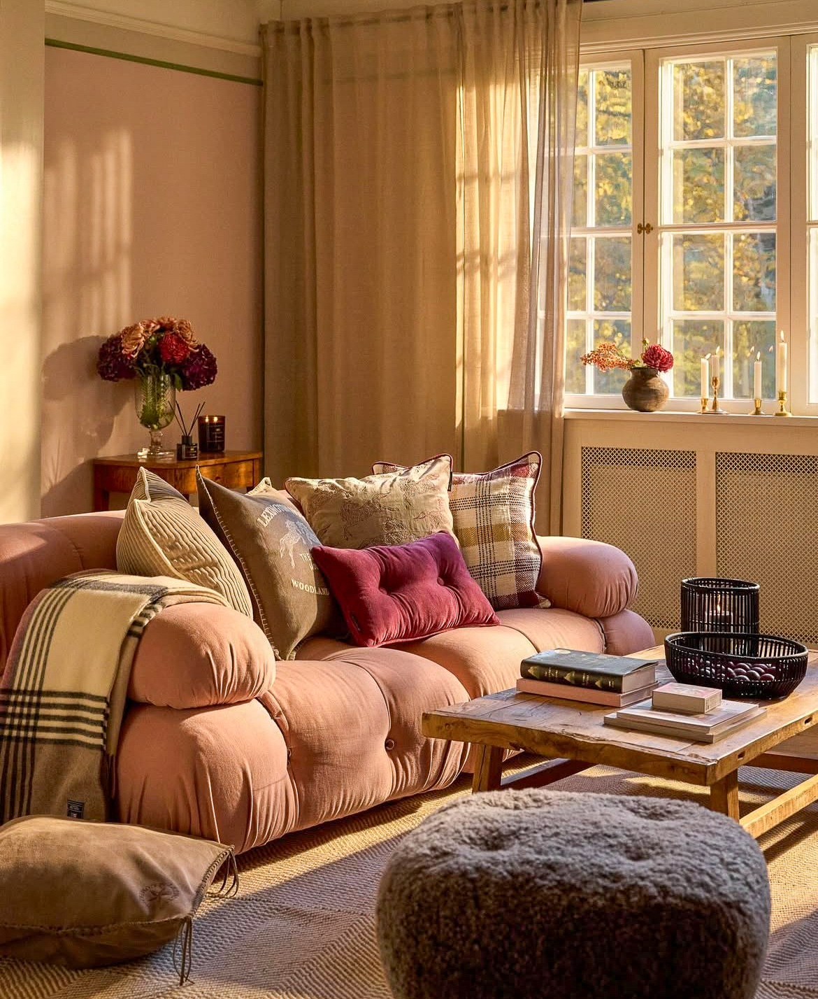 Hösten är här 🍂 och hos Villa Ed Inredning hittar du allt för att skapa den där varma, välkomnande känslan hemma. Små detaljer gör stor skillnad – nya ljus, textilier och inredningsdetaljer som lyfter hela rummet. Välkommen in och låt dig inspireras av säsongens nyheter ✨
Vi på Villa Ed
Inredningsbutik @villaedinredning
Klädbutik @villaed_by_glozzy
Café & Bistro @cafevillaed
Frisörer @villaed.frisorerna
Injektionsbehandlare @beautylin.se
Kroppsvård & Massage @lindaholtzkroppsvard
Inemotion Psykologi @inemotionpsykologi
Keramik @lerkallan
Skulpturskogen Villa Ed