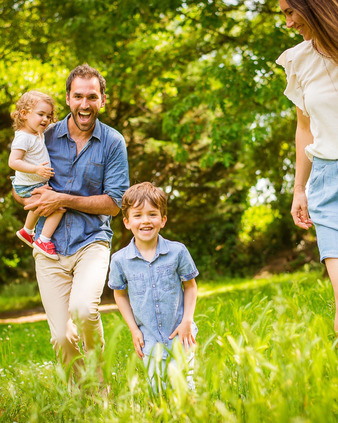 Une séance famille, ce n’est pas poser devant l’objectif.
C’est courir, jouer, se retrouver… partager un vrai moment ensemble.
#StudioBrindeLune #nantesphotographe #photographefamille #seancephotofamille #souvenirsdenfance #bonheursimple #lumièrenaturelle #nantesmaville #loireatlantique #nantesmetropole #photographebebe #brindelune #brin_de_lune