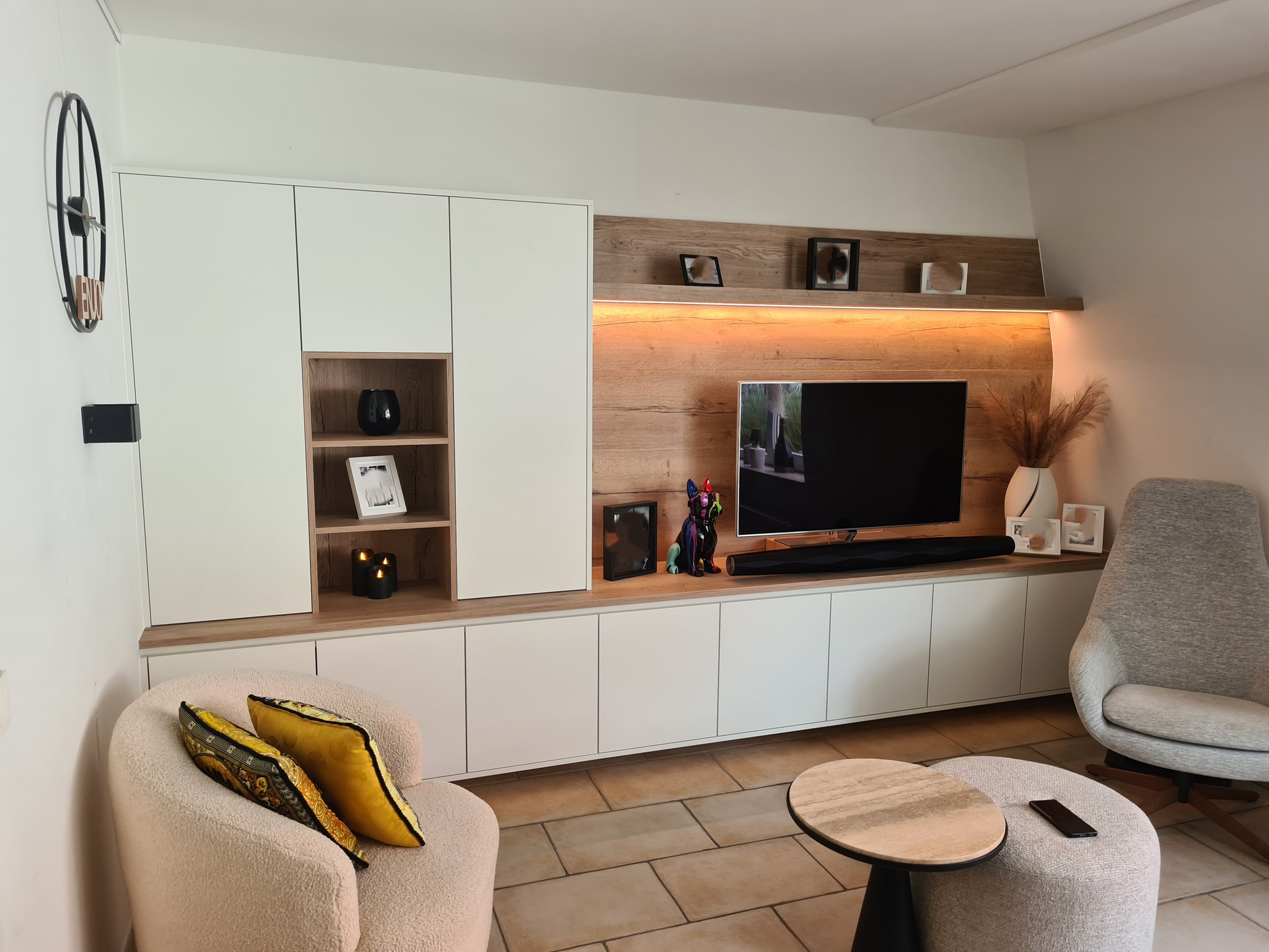 Realisatie van een leuke tv wand. De klant koos voor lichte kleuren om een ruimtelijk gevoel te creëren. De ingefreesde led verlichting onder de wandbank en onder de zwevende kasten zorgt voor een prachtige sfeer in de avond.
#tv #tvwand #tvwandkast #tvwandmeubels