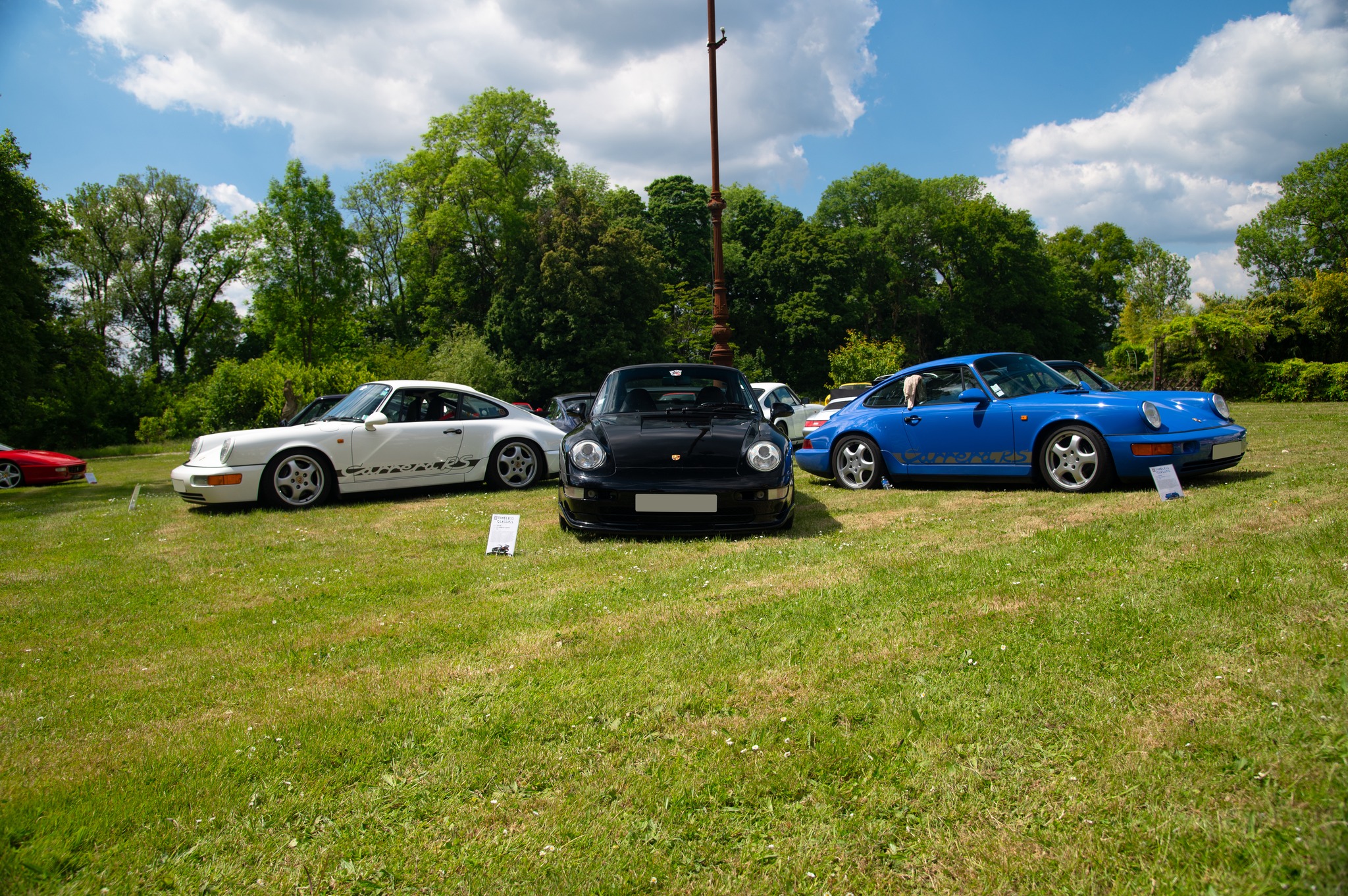 Focus sur l'une des raretés de l'édition 2025 de Timeless Classics : La Porsche 993 Carrera RS Clubsport
La Porsche 993 Carrera RS Clubsport incarne l’essence même de la performance pure, en repoussant encore plus loin les limites de la déjà radicale Carrera RS. Conçue pour la piste, mais homologuée pour la route, cette version extrême est aujourd’hui une véritable icône parmi les 911 les plus exclusives.
Dans les années 1990, Porsche continue d’affirmer son savoir-faire en matière de sportives homologuées pour la route avec la lignée RS (Rennsport). Après le succès des 964 RS, la génération 993 bénéficie également de sa déclinaison allégée et affûtée : la Carrera RS. Introduite en 1995, cette dernière repose sur une philosophie de réduction de poids et d’amélioration de la rigidité pour offrir des performances maximales. Mais pour les pilotes et amateurs de track days les plus exigeants, Porsche propose une version encore plus radicale : la 993 Carrera RS Clubsport. Développée avec une approche encore plus tournée vers la compétition, cette variante se distingue par des caractéristiques qui en font une voiture taillée pour le circuit.
Grâce à ses performances extrêmes et à sa rareté (seulement 227 exemplaires produits), la 993 Carrera RS Clubsport est devenue une légende recherchée par les collectionneurs et passionnés de Porsche.
Rendez-vous sur https://www.timelessclassics.fr/2025/galerie pour consulter la galerie photos de l'événement.
📸 @allan_photography8
www.timelessclassics.fr
#TimelessClassics #Merci #VoituresDeCollection #PassionAuto #CarCulture #Classiccar #Event #Evenement #Privé #EvenementPrive #Alsace #BasRhin