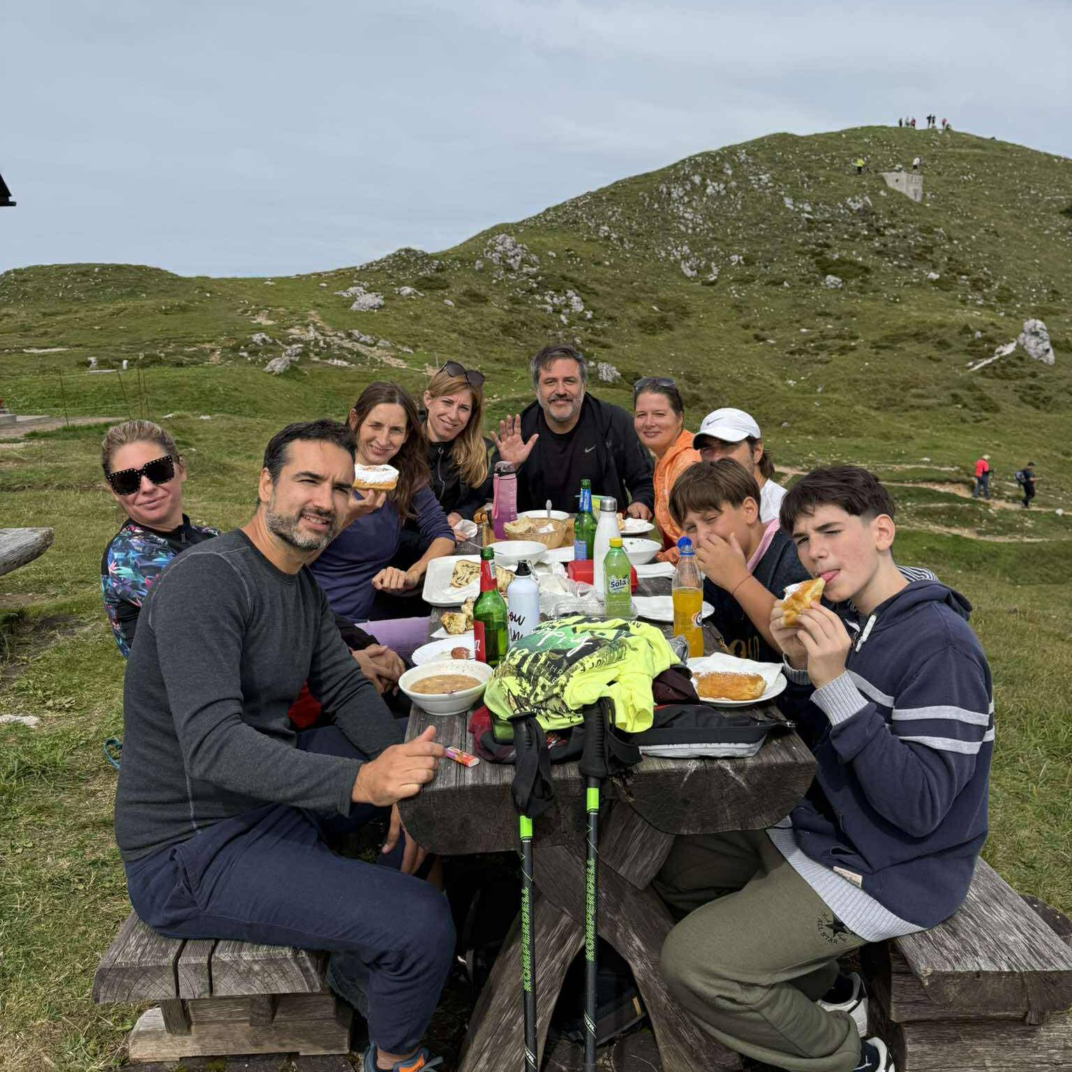 🏔 Toastmasters na vrhu! 🗣✨
Naš dolgoletni član Matej pridno osvaja Pathways projekte na višjih nivojih — eden izmed izzivov je tudi organizacija dogodka. Ker je športnik po duši (in ker nas je v klubu kar nekaj hribolazcev 😉), je sklenil, da gremo skupaj v hribe.
To nedeljo smo se podali na Ratitovec in skupaj premagali skoraj 700 višinskih metrov. 👣💪
Dan smo začeli s kavo v Škofji Loki ☕️ — brrr, kako je bilo mrzlo! 🥶
A ko smo krenili v klanec, nas je pozdravilo prijetno sonce in toplina. ☀️😊
Posebna družba: pridružila se nam je tudi Maja s svojim psičkom. 🐶💛
Pri Krekovi koči nas je pričakala živa glasba 🎶, in pa pravo planinsko vzdušje — ljudi polno!
Za piko na i smo si privoščili legendarne flancate in pehtranovo potico, pa še joto, pasulj ter gobovo in zelenjavno juho. 🍩🥮🍲
Hvala vsem za super družbo in energijo — že komaj čakamo naslednji pohod! 🙌
Če te mika dobra družba, javno nastopanje in malo planinskih dogodivščin, pridi med nas! 📣
#Toastmasters #Pathways #Ratitovec #Hribolazci #JavnoNastopanje #Leadership #TeamSpirit