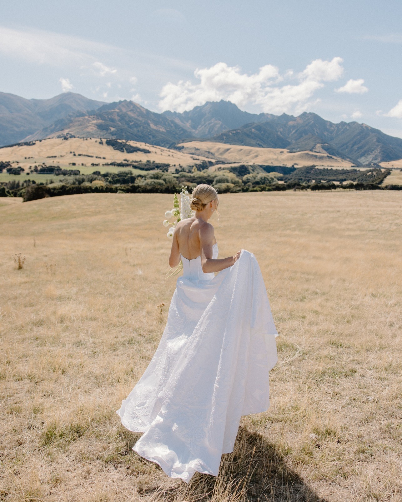 Capturing the bride in her full glow, framed by the breathtaking vistas of Dublin Bay.
📸 @run_in_the_shadows
