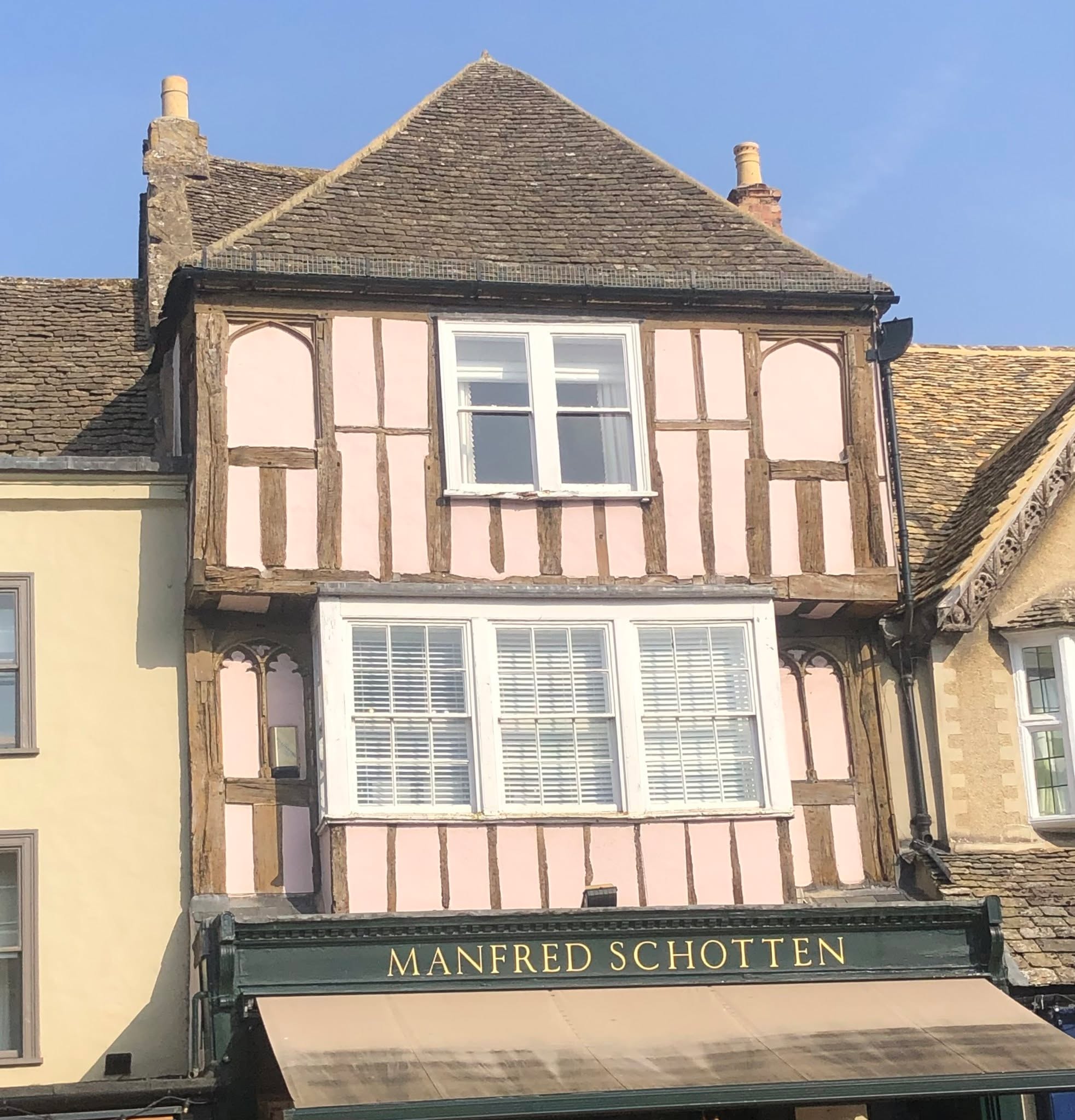 This timber-framed frontage nestles perfectly on #Burford High Street. The pink and brown colouring is accurate: unpainted hard wood lasts for ages, and minerals in the filling add a reddish tinge.
#offbeatcotswolds #bluebadgeguide #bluebadgeguides
#britainsbestguides #Cotswolds #thecotswolds
#inthecotswolds #cotswoldcountry #Cotswolds_Culture #lovethecotswolds
#timberframe
#discoverthecotswolds #visitthecotswolds #discovercotswolds #cotswoldslife #cotswoldlife #thecotswolds
#your_cotswolds
#cotswolds #thecotswolds #cotswoldvillage #visitengland #englishvillage
#englishcountryside
#explore_britain_ #traveling_uk
#photosofengland #instabritain