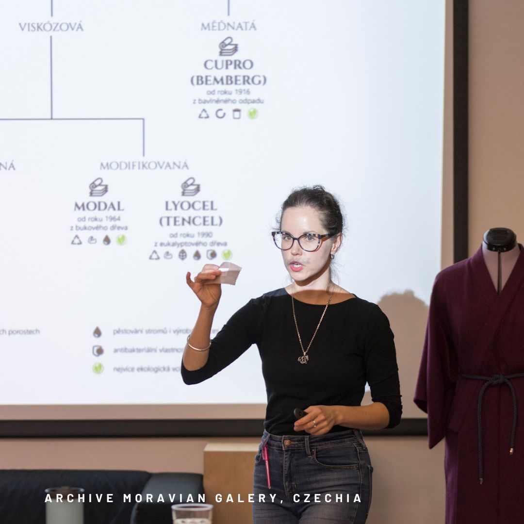 #purplyworkshop v @moravskagalerie - jsem velmi intenzivní co se týče kvality materiálů a látek. Je v nich ukryto mnoho znalostí a také jádro pudla co se funkčnosti, recyklace a rozložitelnosti týče. Souhlasíte?
---
#purplyworkshop at @moravskagalerie - I am a big fan of the quality of materials and fabrics. They carry a lot of knowledge and also the core when it comes to function, recycling and compostability. They have the power to change the world. Would you agree?