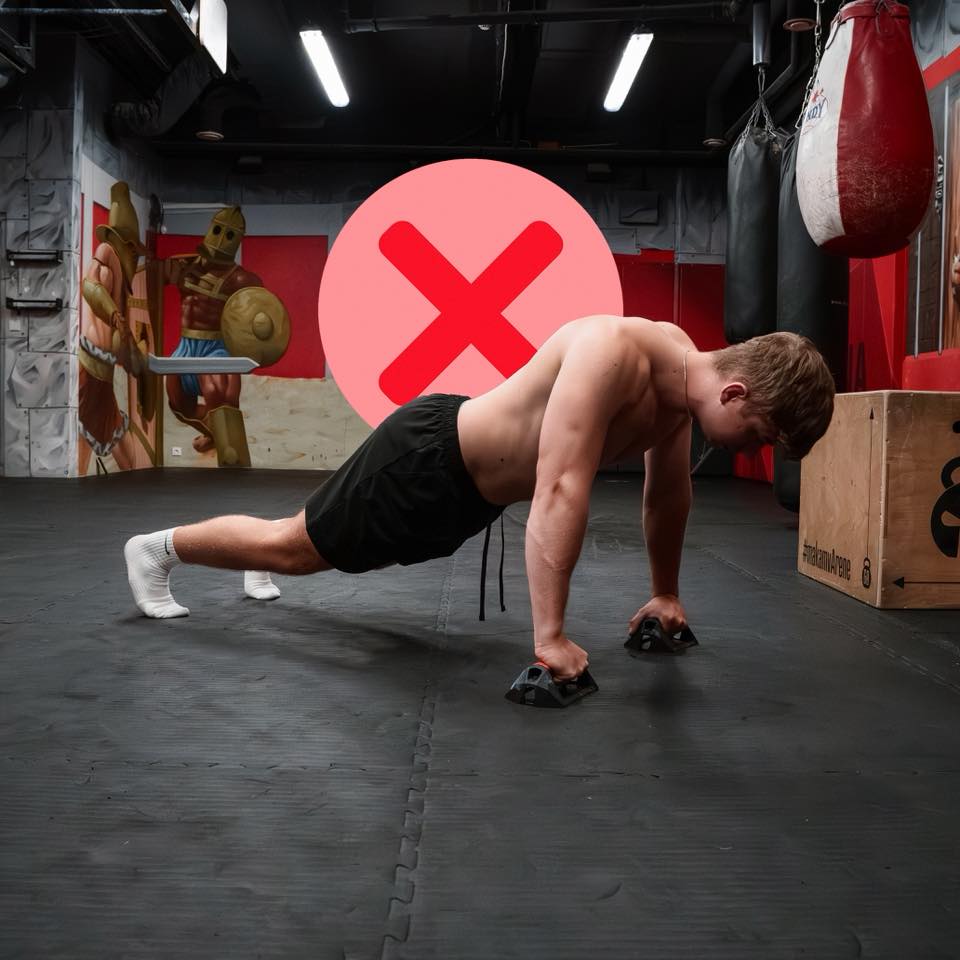 One out of many mistakes in push ups is forgetting scapula protraction. Letting your chest sink breaks stability and puts pressure on your lower back and shoulders. Actively push the floor away, keep your scapula protracted, and your whole body will stay strong and safe. 
#hybridathlete #athleteselev8