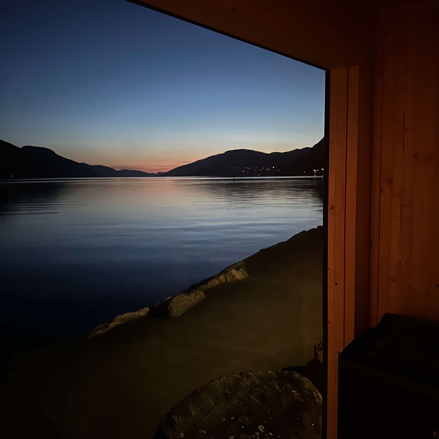 Opplev solnedgongen i Badestova 🌅
Haust og finevêr byr på flotte solnedgongar som du kan nyte i Badestova 🧖♂️♨️
#sauna #badstu #badstue #nordfjord #nordfjordeid