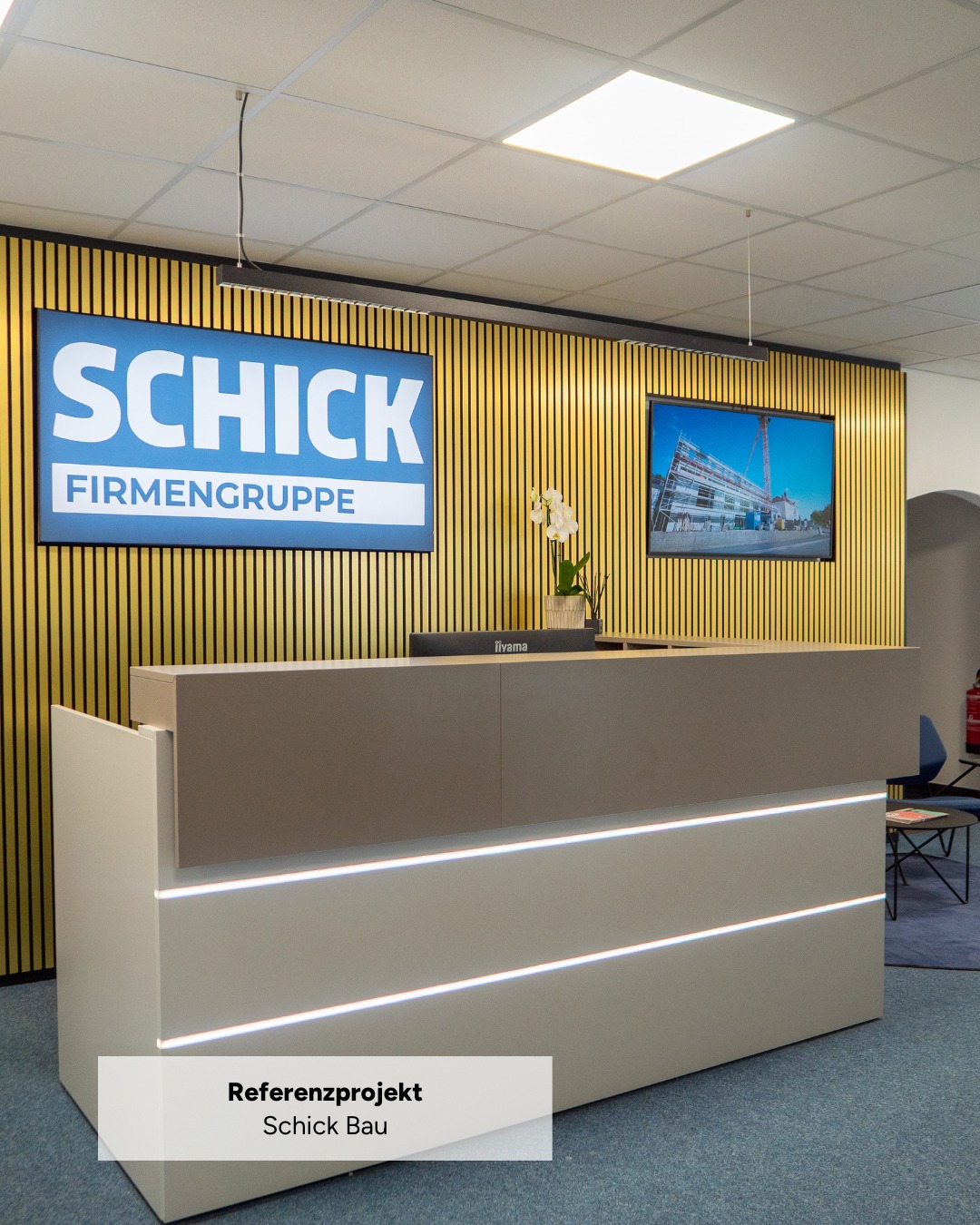 Die Büroräume von Schick Bau wurden von uns modernisiert und erstrahlen nun in neuem Glanz.
Highlight ist die hinterleuchtete Empfangstheke, kombiniert mit Logobilderrahmen von Schallsauger. Direkt angrenzend lädt eine gemütliche Sitzlounge in den Unternehmensfarben mit eleganter Messing-Lamellenwand zum Verweilen ein.
Auch der Besprechungsraum überzeugt mit Akustikpaneelen und einem stilvollen Logo-Element.
Ergänzt wird das Gesamtkonzept durch die Ausstattung von fünf Büroräumen mit neuen Möbeln, harmonisch integriert in das bestehende Design.
#Büroeinrichtung #Arbeitswelten #Innenarchitektur #Büroplanung #Büroberatung #WorkplaceDesign #EffizientArbeiten #OfficeInspiration #WorkspaceInspiration #Empfangsbereich #Referenzprojekt