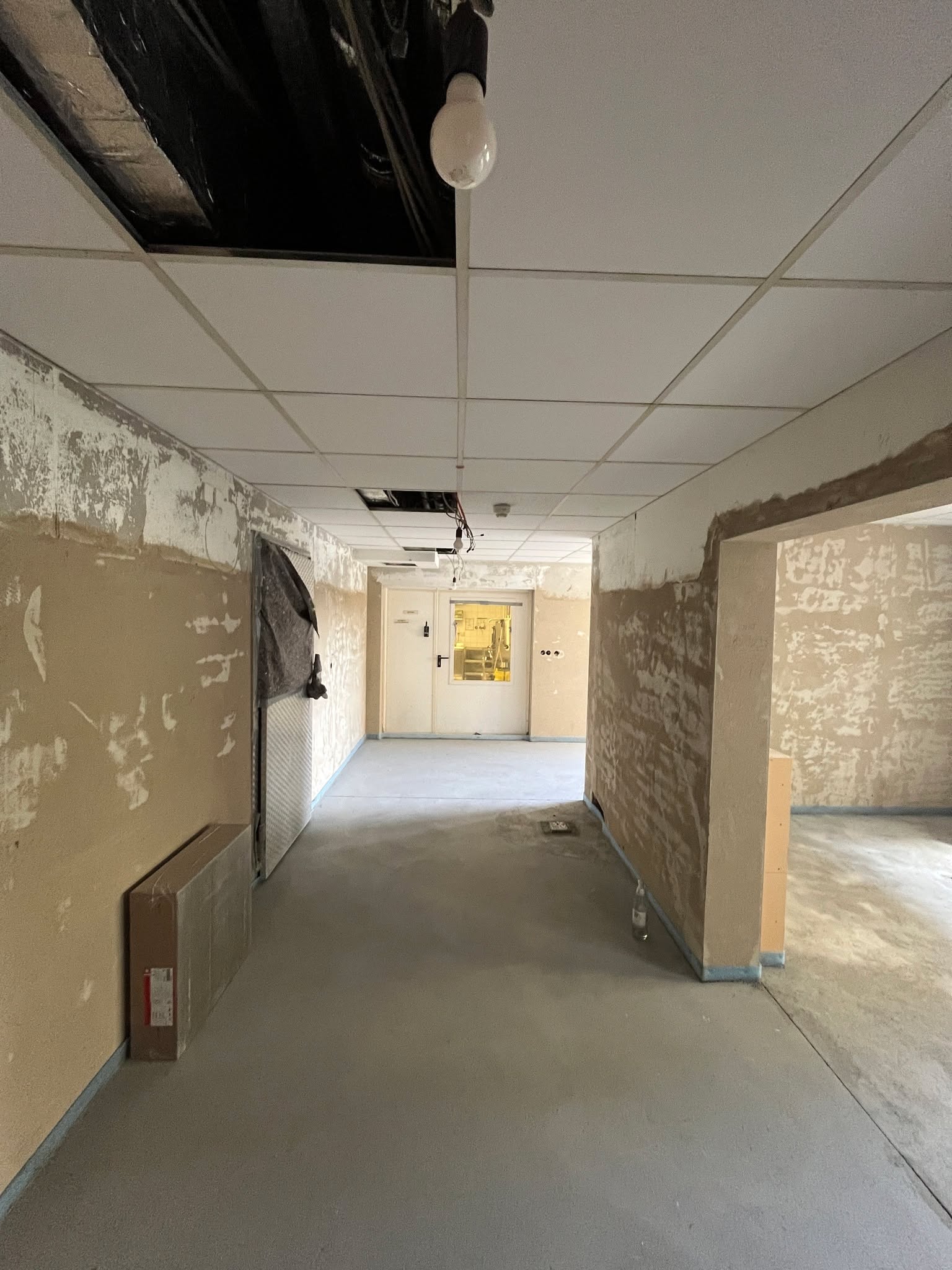 Wir haben in den alten Rasterdecken die Deckenplatten erneuert und im Bereich der Spülküche eine neue OWA-Rasterdecke mit C3-Profilen und entsprechenden Rasterplatten montiert
🌏 www.ib-dresden.com
📧 info@ib-dresden.com
#innenausbau_bock #drywall #trockenbau #trockenbauguide #baustelle #sanierung #umbau #handwerker #handwerk #trockenbauwände #trockenbauarbeiten #innenausbau #diy #milwaukee #milwaukeetools #festool #euroline #siniat #wego #wegovti