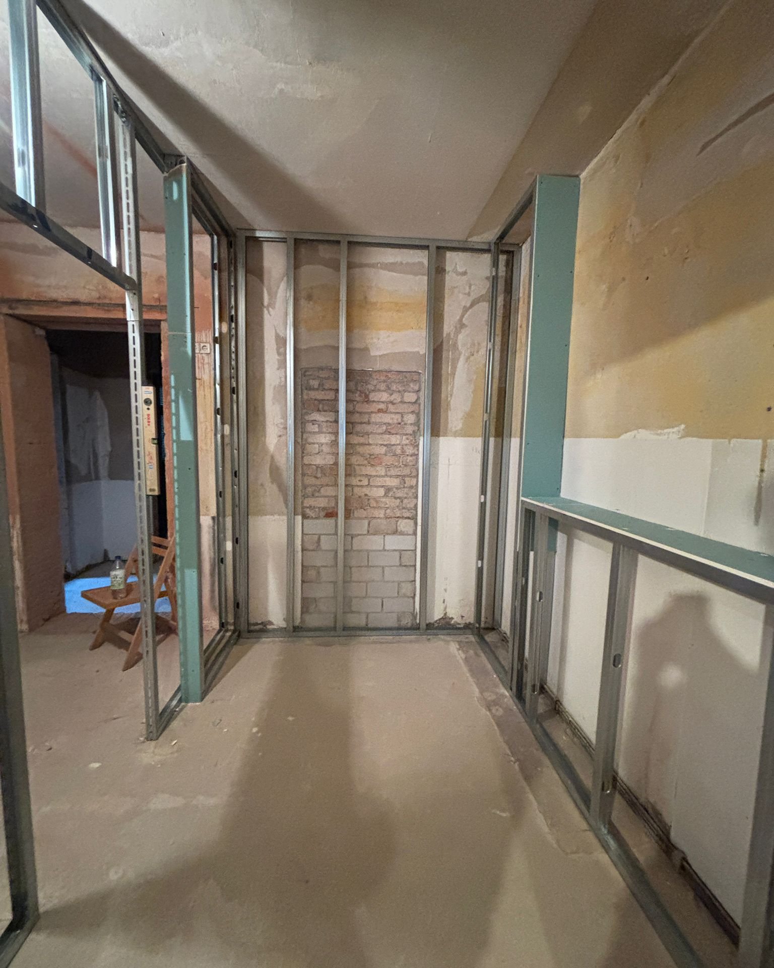 Hier haben wir in einer neuen Wohnung ein Paar GK-Wände und Vorsatzschalen montiert, damit die anderen Gewerke wie Elektriker und Klempner Ihre Leitung verlegen können , in den nächsten Wochen werden wir dann die GK-Wände fertigstellen und neue GK-Decken montieren.
🌏 www.ib-dresden.com
📧 info@ib-dresden.com
#innenausbau_bock #drywall #trockenbau #trockenbauguide #baustelle #sanierung #umbau #handwerker #handwerk #trockenbauwände #trockenbauarbeiten #innenausbau #diy #milwaukee #milwaukeetools #festool #euroline #siniat #wego #wegovti #baustoffundmetall