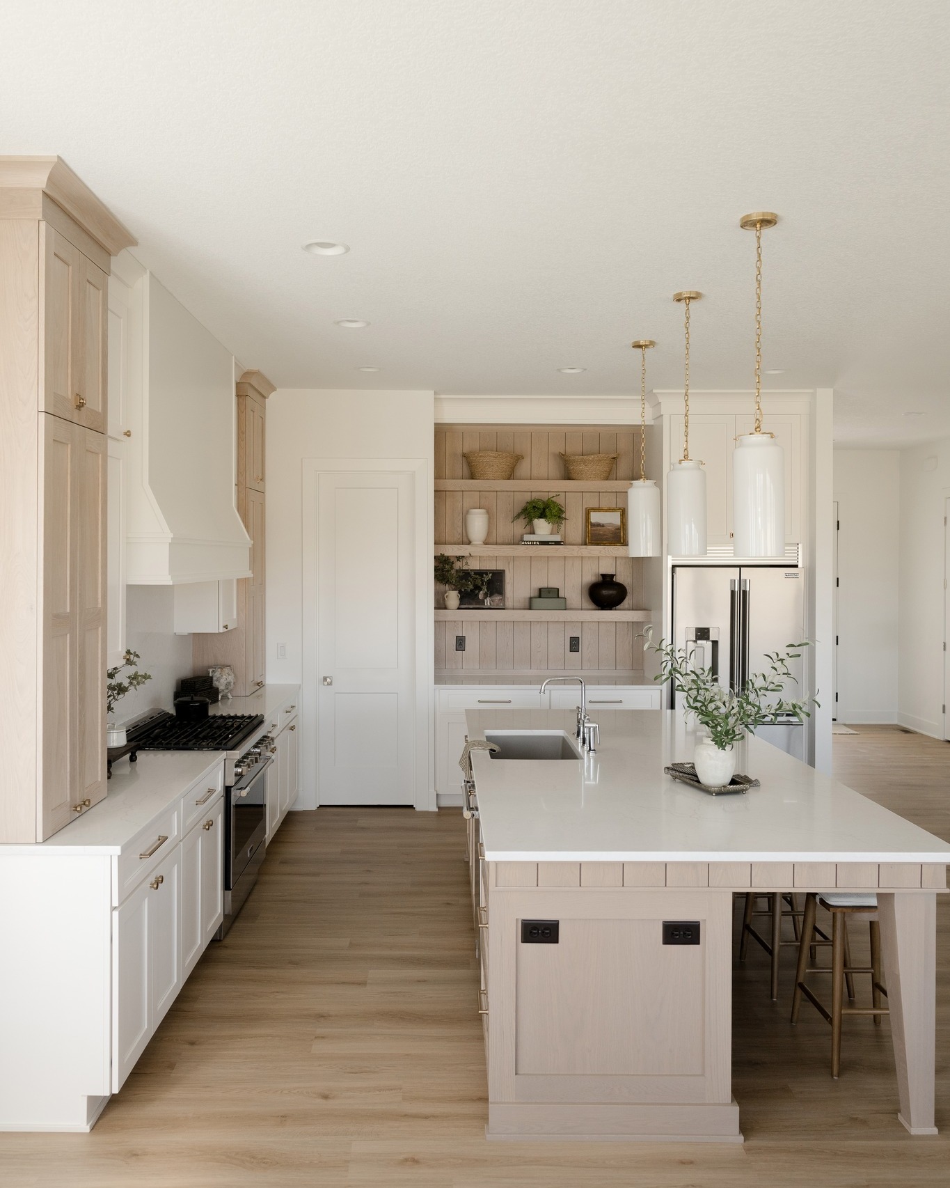 Will never get over this kitchen.
All the details, from the stunning large island to the built-ins, truly work together perfectly. As always, beautiful and functional!
#dynastyhomes #customhomebuilder #iowahomes #desmoines #luxuryhomes #homeinspo #dreamhome