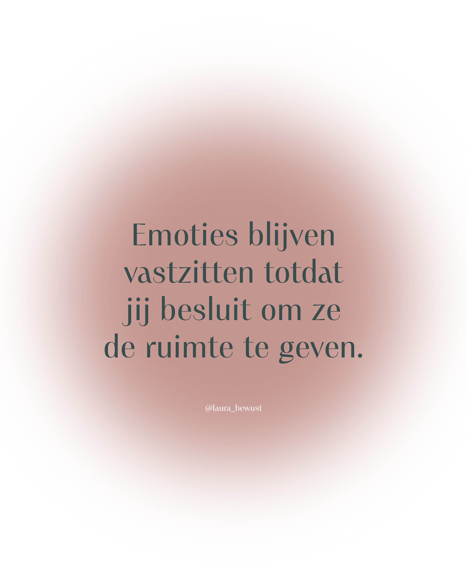 Emoties zijn niet ‘zomaar’ gevoelens. Ze zijn #energie. En energie is altijd in beweging. Net als water is een #emotie continu op zoek naar een manier om te kunnen stromen. Om door je heen te kunnen bewegen.
Een emotie wordt vaak groter/intenser, wanneer jij het lading geeft vanuit gedachtes of #herinneringen. In je hoofd creëer je een verhaal, mogelijke scenario’s, je gaat op zoek naar een oorzaak of een dader. Hierdoor ga je voorbij aan de essentie van de emotie en begint het proces van vastzetten.
Is er #verdriet, #angst, #boosheid die niet goed wordt doorvoelt of verwerkt? Dan slaat je lichaam het op op een plek waar het alsnog de kans krijgt om gevoeld te worden.
Soms begint het met een gespannen nek. Een dag later voel je je onderrug, en voor je het weet zit het in je buik, borst of kaken. Dat is geen toeval. Je systeem verplaatst de #spanning omdat je lijf je iets probeert te vertellen. De emoties reizen door je lichaam – net zolang totdat jij het de aandacht geeft die het nodig heeft om het te #verwerken.
Je lichaam werkt nooit tegen je. Het draagt, bewaart en beschermt. Tot jij besluit om die #emoties de ruimte te geven om ze vervolgens los te kunnen laten.
Verschillende emoties hebben ook hun eigen ‘voorkeursplekken’ in het lichaam:
📍Angst zit vaak in je buik of bekkengebied
📍Boosheid laat zich voelen in je kaken, maag of schouders
📍Gevoelens van vastzitten slaan neer in je onderrug of heupen
Zolang het systeem geen ruimte krijgt om te #ontladen, blijft die spanning zich verplaatsen. Niet omdat het ‘weg’ is, maar omdat het zich wil bewegen.
Pas als je vertraagt, aanwezig bent, en #bewust gaat voelen — kan het in beweging komen.
Tijdens een Touch of Matrix sessie geven we het de aandacht die het vraagt.
We werken via het #onderbewustzijn en het lichaam, zodat spanning en oude emoties losgelaten kunnen worden.
Wil je zelf ervaren wat er mogelijk is als je écht ruimte maakt voor wat vastzit?
Je bent welkom – in mijn praktijk, online of in een groepssessie. Ga naar laurabewust.nl voor meer informatie of om je aan te melden.