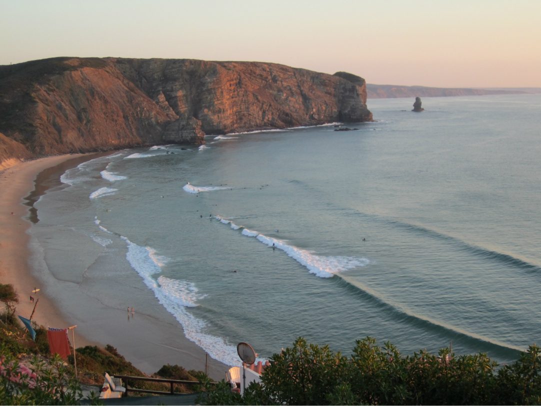Hallo Surfer und andere Winterflüchtlinge!
Wir haben noch zwei Studios im Südwesten Portugals, direkt neben dem Strand von Arrifana, ab Oktober verfügbar. Es gibt eine schnelle Internetverbindung, sodass Sie remote arbeiten können, und der Strand ist nur 5 Gehminuten entfernt. Bei Interesse kontaktieren Sie mich bitte per PM. Wir freuen uns auf Ihre Nachricht!
Hey surfers and other winter escapers!
We still have two studios available here in the south-west of Portugal, right next to Arrifana beach, from October. There is a fast internet connection so you can work remotely and the beach is only a 5 minute walk away. If you are interested, please contact me via PM. We look forward to hearing from you!
#friends #rooms #beach #surfer #swisssurfing #portugal #wave #surfeatsleeprepeat #igers #holidayhome #kanalusurfhouse #happylife #aljezur #beachhouse #beachlife #beachmountain #healthy #swiss #igersgermany #igersitaly #remoters #remoters #surfschool #goodfood #surfhostel #guesthome #guesthouse