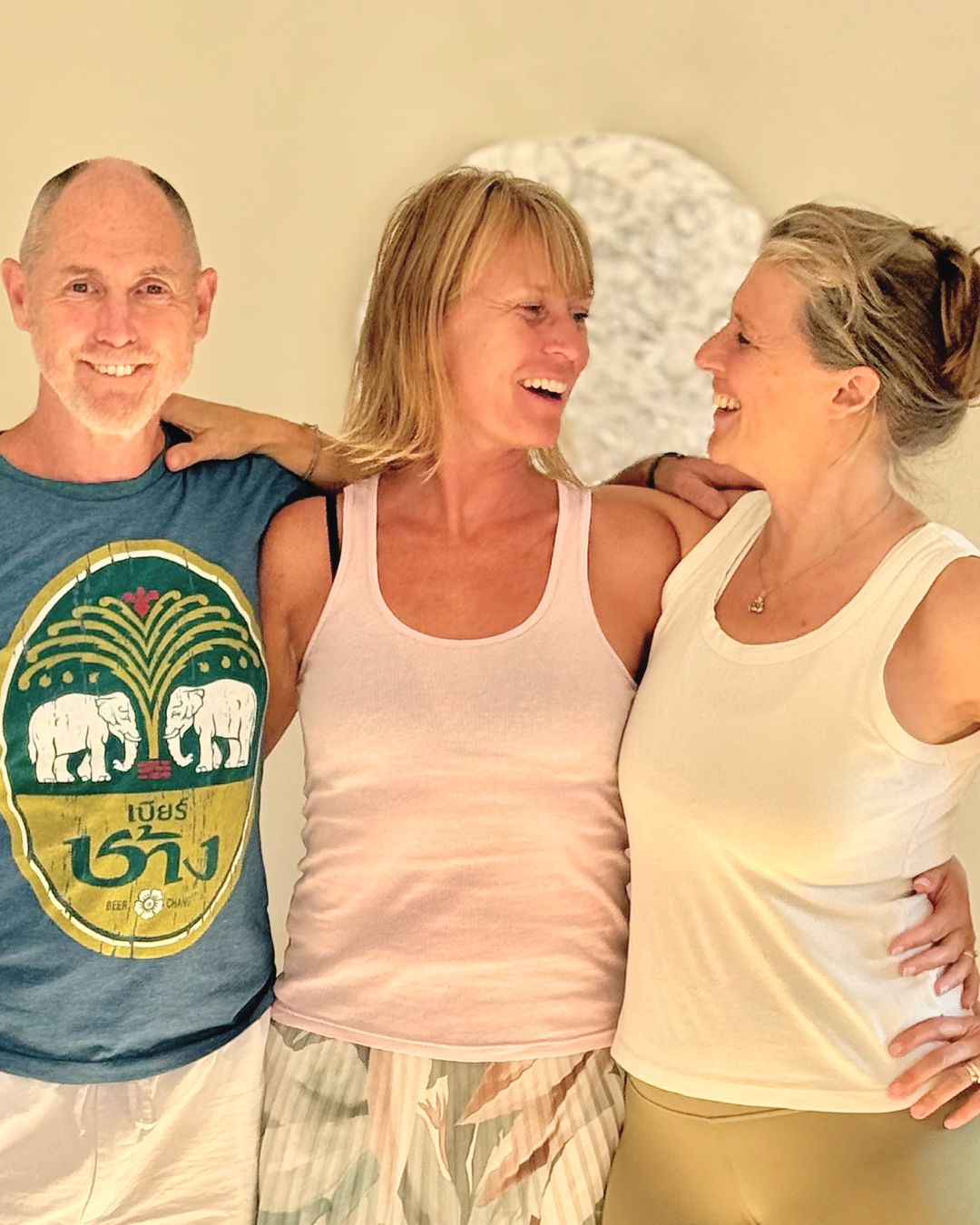 Im 3. Jahr unseres "Mega-Projektes" YOGASTUDIO108!
Ganz ehrlich, wenn uns jemand vorher gesagt hätte wieviel Aufwand dahinter steckt, hätten wir es wahrscheinlich nicht so enthusiastisch angegangen. 😇
Aber zum Glück treibt uns unsere ungebrochen lodernde Leidenschaft für das Studio und die Vision ein Anker (mit vielen anderen) der Yoga-Community in Südtirol zu sein weiterhin an.
An dieser Stelle: "ein Hoch" auf unser Lehrerteam - wir sind inzwischen wunderbar zusammengewachsen und das macht richtig Spaß!!!
Danke Danke Danke an alle die Yoga üben, an alle die Yoga weitergeben und an das Universum für diese erfüllende Aufgabe.
✨💜✨
Euer Team
Alice, Evi, Alex, Steffi, Alexandra, Irene, Stefanie, Stefan, Lisa, Markus, Sonja, Gabi und Denise