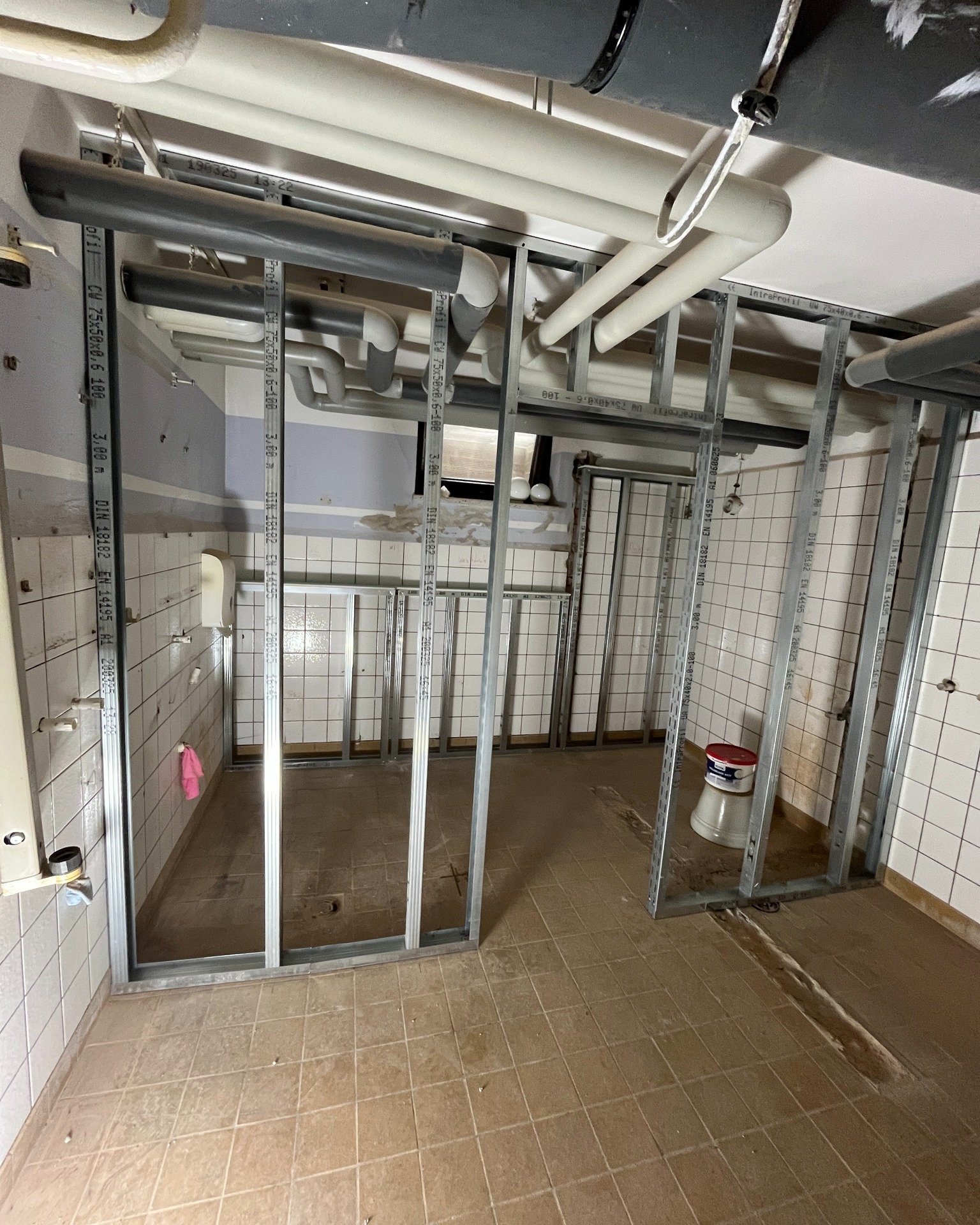 das #rudolffrielinghaus bekommt im Keller eine neue Herrenumkleide mit WC und Dusche.
🌏 www.ib-dresden.com
📧 info@ib-dresden.com
#innenausbau_bock #drywall #trockenbau #trockenbauguide #baustelle #sanierung #umbau #handwerker #handwerk #trockenbauwände #trockenbauarbeiten #innenausbau #diy #milwaukee #milwaukeetools #festool #euroline #siniat #wego #wegovti #baustoffundmetall