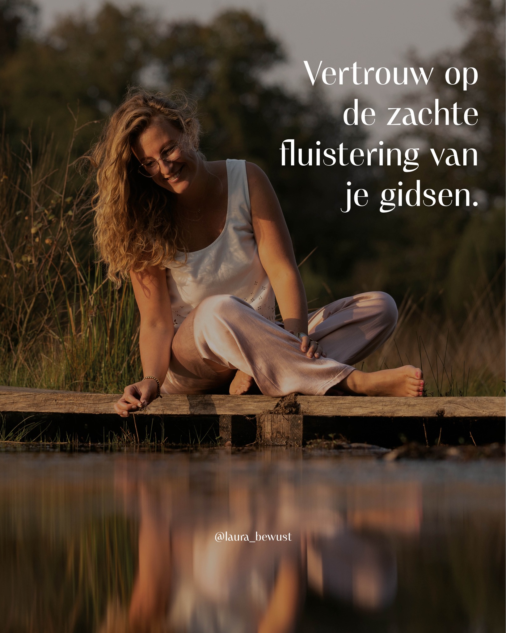 Of het nu gebeurtenissen zijn die je overkomen, of #emoties die diep van binnen opwellen – soms weet je gewoon even niet hoe je ermee om moet gaan. En dat is oké. Als mens hoef je het niet alleen te dragen. Je bent onderdeel van een groter geheel. Er is altijd een liefdevolle stroom van je gidsen, een bedding van licht die jou draagt en leidt, juist op de momenten dat jij het even niet weet.💫
Soms uit die stroom zich als een zacht duwtje in je rug. Een ingeving. Een gevoel. Een subtiel #verlangen dat je uitnodigt om een stap te zetten, iets nieuws te beginnen of juist iets los te laten. Het zijn momenten waarop het leven je zachtjes influistert: “Durf mij te vertrouwen.” En toch twijfelen we vaak of die stem wel echt te vertrouwen is.
We zijn ontmoedigd geraakt door teleurstellingen, bang geworden om ons hart opnieuw te volgen. Dat maakt dat we ons soms gevangen voelen achter muren van angst, controle en wantrouwen.
Maar diep vanbinnen is er een deel van jou dat wéét. Dat voelt dat het tijd is om uit te vliegen. Om je vleugels uit te slaan en de stroom van het leven opnieuw te vertrouwen.
De aarde roept je. De hemel roept je. Het is NU de tijd.
Durf te voelen. Durf open te gaan. Durf je emoties toe te laten. Want emoties willen niet weggestopt worden. Ze willen stromen. Ze willen #vrij zijn.
En in dat toestaan ontdek je dat juist daar — in het voelen, in het #vertrouwen — jouw #kracht, jouw #vrijheid en jouw #verbinding met het grotere geheel verborgen liggen. ✨