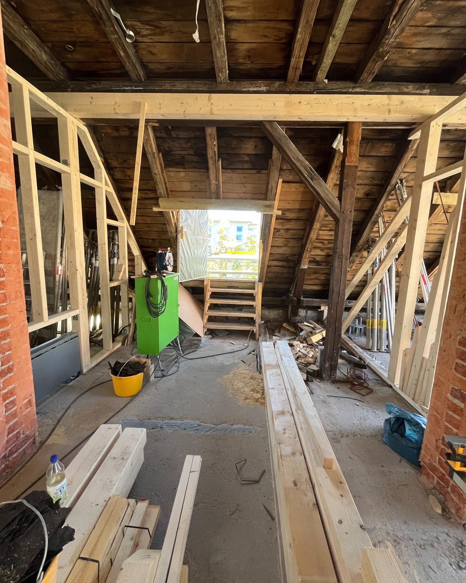 hier wartet ein neues Projekt auf uns, das gesamte Dach und die Holzständerwände werden mit SteicoFlex036 gedämmt, die Holzständerwände werden einseitig mit 18mm OSB3-Platten beplankt und später wird dann alles noch mit GK-Platten verkleidet. wir freuen uns 😀
🌏 www.ib-dresden.com
📧 info@ib-dresden.com
#innenausbau_bock #drywall #trockenbau #trockenbauguide #baustelle #sanierung #umbau #handwerker #handwerk #trockenbauwände #trockenbauarbeiten #innenausbau #diy #milwaukee #milwaukeetools #festool #euroline #siniat #wego #wegovti #baustoffundmetall