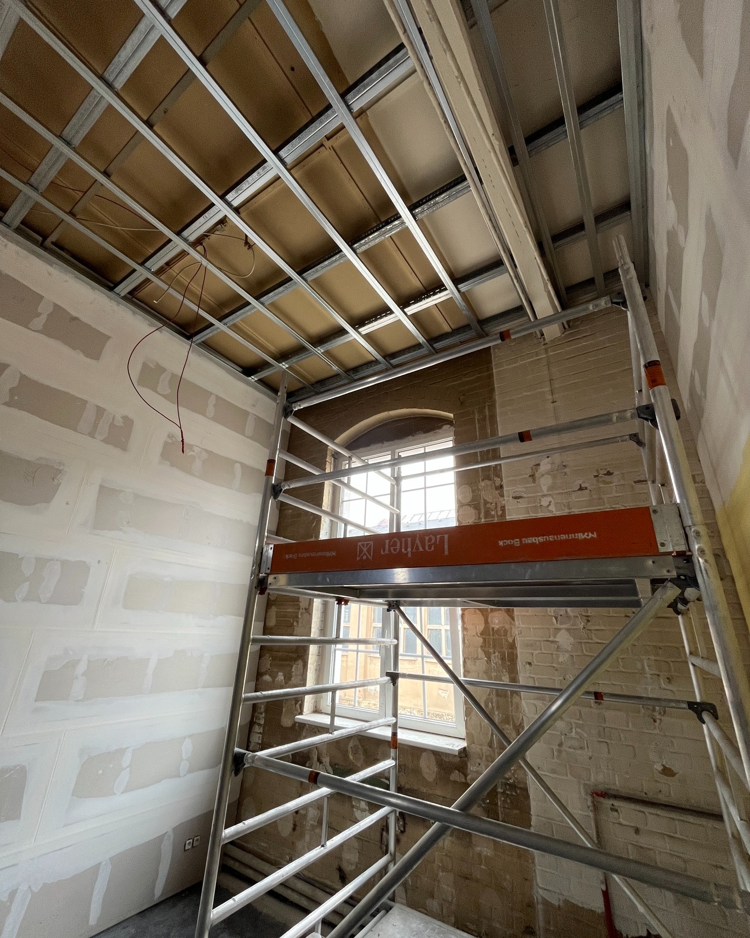 Wir haben im alten Meisterbüro GK-Decken aus UA-Profilen als Weitspannträger und CD-Profilen montieren, gedämmt wurde die Decke im neuen Büro mit #steicoflex um einen besseren Schallschutz zu erhalten, beplankt haben wir die Decken mit 1x12,5mm Siniat Easyboard, das ganze wurde dann noch in Q2 gespachtelt (die Spachtel haben wir rot eingefärbt 🤣🤪, gut wurde ein wenig rosa)
🌏 www.ib-dresden.com
📧 info@ib-dresden.com
#innenausbau_bock #drywall #trockenbau #trockenbauguide #baustelle #sanierung #umbau #handwerker #handwerk #trockenbauwände #trockenbauarbeiten #innenausbau #diy #milwaukee #milwaukeetools #festool #euroline #siniat #wego #wegovti