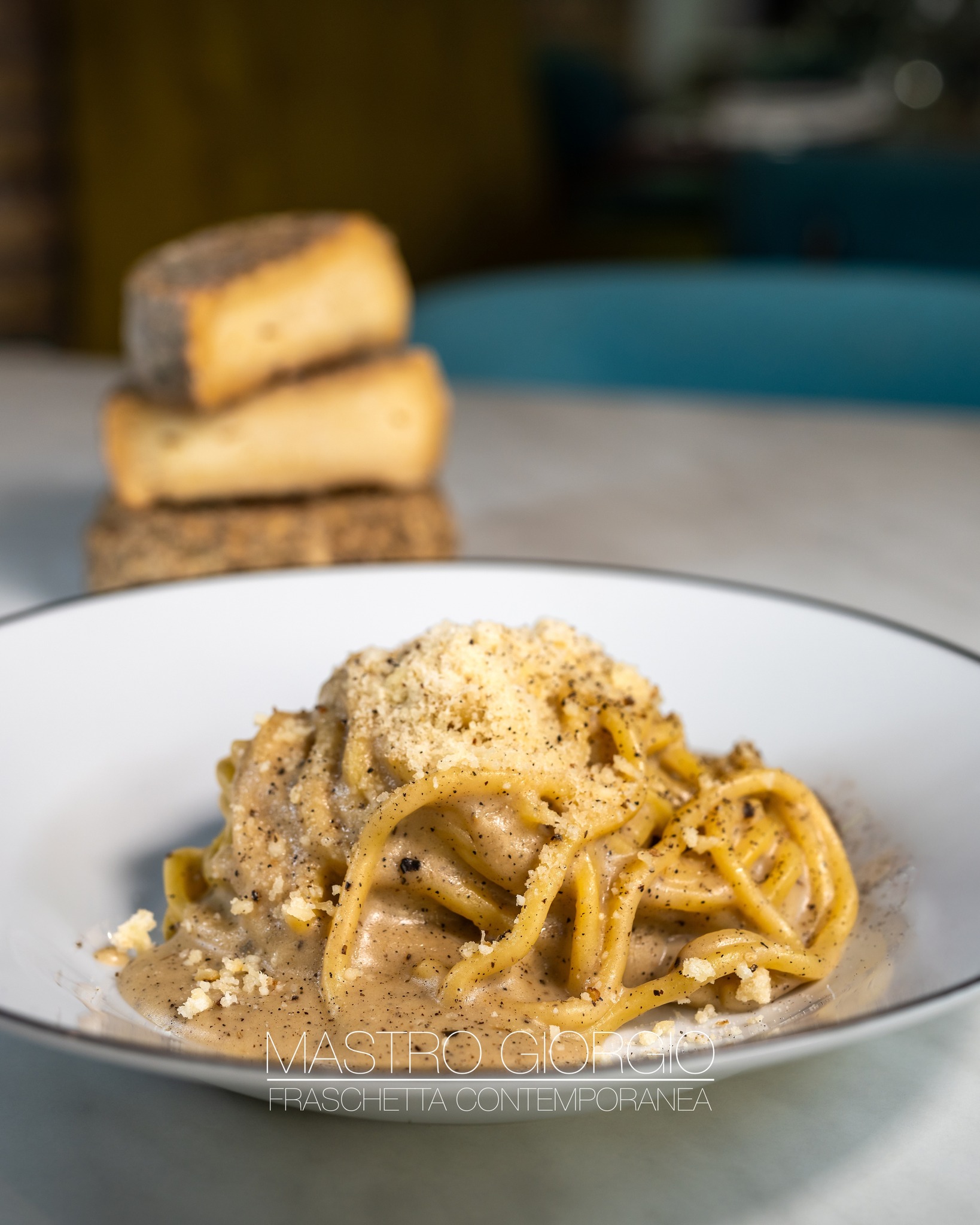 𝑸𝒖𝒂𝒏𝒅𝒐 𝒍𝒂 𝒕𝒓𝒂𝒅𝒊𝒛𝒊𝒐𝒏𝒆 𝒔𝒊 𝒇𝒂 𝒄𝒂𝒑𝒐𝒍𝒂𝒗𝒐𝒓𝒐.
𝐿𝑎 𝑛𝑜𝑠𝑡𝑟𝑎 𝐶𝑎𝑐𝑖𝑜 𝑒 𝑃𝑒𝑝𝑒 𝑛𝑜𝑛 𝑒̀ 𝑠𝑜𝑙𝑜 𝑢𝑛 𝑝𝑖𝑎𝑡𝑡𝑜, 𝑚𝑎 𝑢𝑛'𝑒𝑠𝑝𝑒𝑟𝑖𝑒𝑛𝑧𝑎 𝑐ℎ𝑒 𝑢𝑛𝑖𝑠𝑐𝑒 𝑖𝑛𝑔𝑟𝑒𝑑𝑖𝑒𝑛𝑡𝑖 𝑠𝑡𝑟𝑎𝑜𝑟𝑑𝑖𝑛𝑎𝑟𝑖 𝑒 𝑢𝑛𝑎 𝑠𝑡𝑜𝑟𝑖𝑎 𝑑𝑖 𝑝𝑎𝑠𝑠𝑖𝑜𝑛𝑒. 𝑈𝑛'𝑜𝑝𝑒𝑟𝑎 𝑑'𝑎𝑟𝑡𝑒 𝑑𝑖 𝑝𝑜𝑐ℎ𝑖, 𝑠𝑒𝑚𝑝𝑙𝑖𝑐𝑖 𝑒𝑙𝑒𝑚𝑒𝑛𝑡𝑖: 𝑖 𝑇𝑜𝑛𝑛𝑎𝑟𝑒𝑙𝑙𝑖 𝑎𝑙 𝑝𝑒𝑝𝑒 𝑛𝑒𝑟𝑜 𝑒 𝑖𝑙 𝑛𝑜𝑠𝑡𝑟𝑜 𝑃𝑒𝑐𝑜𝑟𝑖𝑛𝑜 𝑑𝑖 𝑆𝑎𝑛 𝑉𝑖𝑡𝑡𝑜𝑟𝑒 𝑑𝑖 𝐶𝑎𝑠𝑎𝑙𝑎𝑤𝑟𝑒𝑛𝑐𝑒, 𝑢𝑛 𝑓𝑜𝑟𝑚𝑎𝑔𝑔𝑖𝑜 𝑎𝑛𝑡𝑖𝑐𝑜 𝑑𝑒𝑖 𝑝𝑎𝑠𝑡𝑜𝑟𝑖 𝑐𝑖𝑜𝑐𝑖𝑎𝑟𝑖 𝑑𝑖 𝑃𝑖𝑐𝑖𝑛𝑖𝑠𝑐𝑜, 𝑐𝑜𝑛𝑐𝑖𝑎𝑡𝑜 𝑐𝑜𝑛 𝑏𝑎𝑐𝑐ℎ𝑒, 𝑠𝑝𝑒𝑧𝑖𝑒 𝑒𝑑 𝑒𝑟𝑏𝑒 𝑎𝑟𝑜𝑚𝑎𝑡𝑖𝑐ℎ𝑒.
Ogni boccone è un'esplosione di sapori autentici, un viaggio nei segreti della cucina romana.
Ti aspettiamo per gustare questo capolavoro.
𝐈𝐧𝐟𝐨 𝐞 𝐏𝐫𝐞𝐧𝐨𝐭𝐚𝐳𝐢𝐨𝐧𝐢
📍 Via Alessandro Volta 36, Testaccio, Roma
📞 06 5741369
🌐 Prenota ora: https://pro.pns.sm/ecczetj
#AuthenticFlavors #CucinaRomana #Testaccio #RomeFood #SaporiAutentici #ReelItalia #TradizioneEInnovazione #TraditionAndInnovation #RomanCuisine #RomeRestaurants #FoodieRoma #RomaRistoranti #MastroGiorgio #CacioePepe #Tonnarelli #Pecorino #VilleggiaturaDelGusto