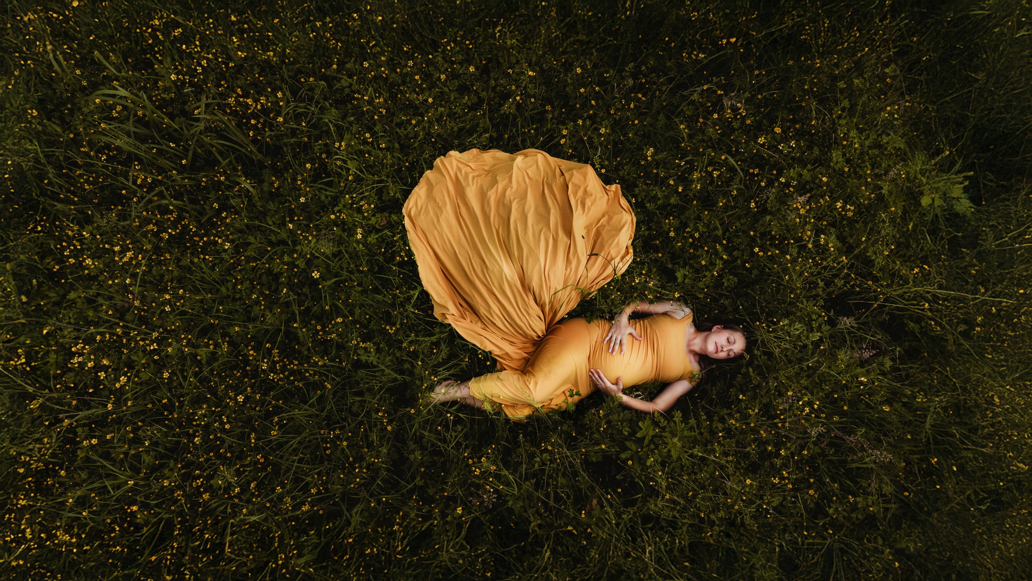 ✨ Tahle fotografie vznikla letos na jaře a stane se součástí cyklu Žena v květu.
Zářivě žluté pryskyřníky jsou symbolem radosti, vitality a nových začátků. V jejich křehkosti je ale také připomínka, že síla i jemnost jdou v životě ruku v ruce.
💛 Pro mě pryskyřníky nesou poselství odvahy a obnovy, které k jaru i k ženskému tělu neodmyslitelně patří. 🌿
#zenavkvetu #pryskyrniky #maternityphotography #renaticefoto #portraitphotography #jeseniky #springvibes #kvetiny