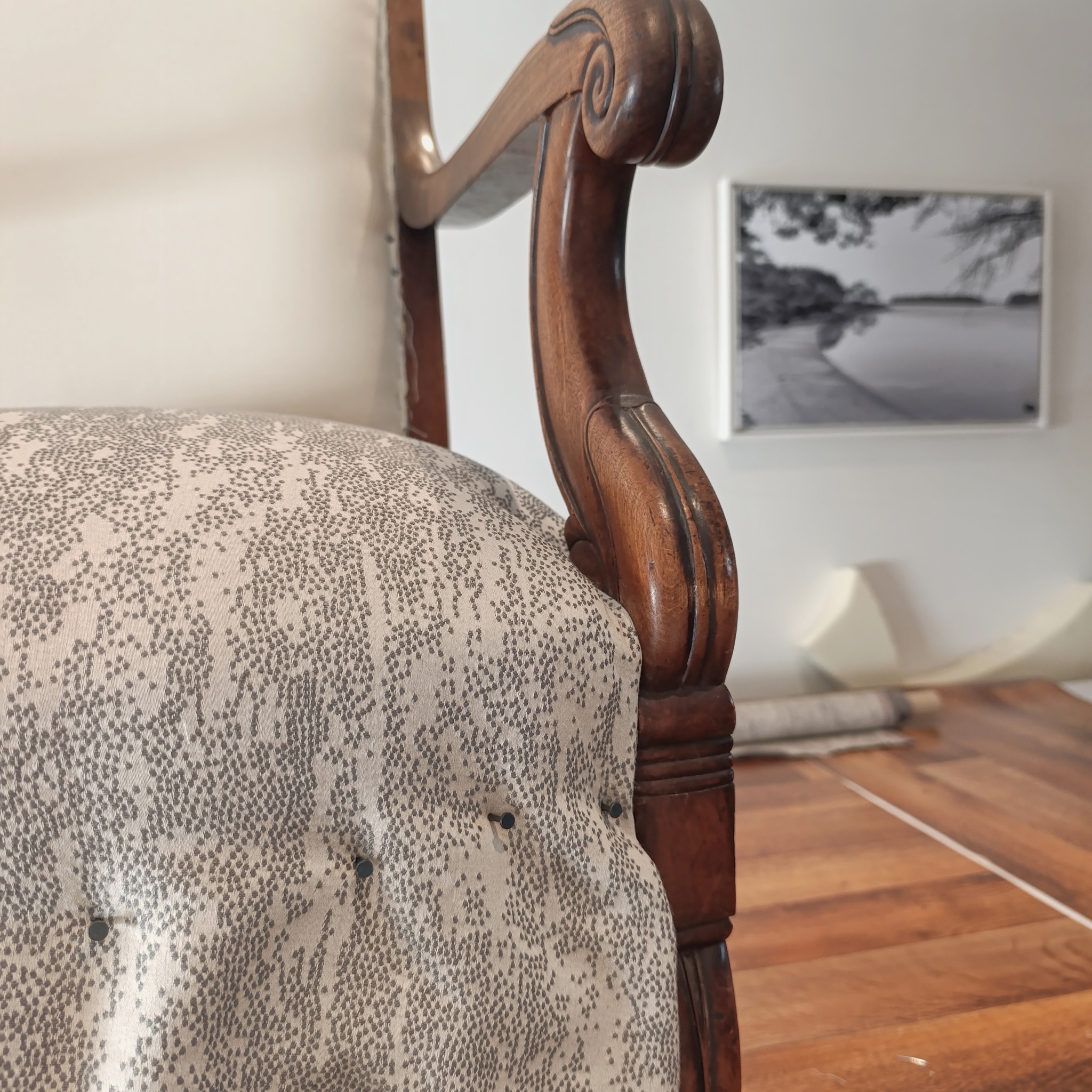 Rénovation complète pour ce fauteuil Louis Philippe, dans un de mes tissus favoris : le "Spuma" de chez @metaphoresparis , filiale @hermes :
Le motif devient matière, évoquant les fines bulles d�écume remontant à la surface de la mer suite à un plongeon rafraichissant. Des teintes vibrantes bicolores s�exprime grâce à une belle chaine de coton dans le fond satin, associée à une trame de lin mélangée d�une touche de viscose. Cette interprétation en creux et en relief capte la lumière et, au toucher comme à loe��il, peut rappeler la broderie ou le précieux galuchat.
#tapissierdecorateur #tapissierameublement #upholstered #tapissier #decorationinterieur #luxe #tissugraphique #fauteuil #hermès #vannes #artisanbreton #artisanat
#lamutineauxpiedsnus #decorationmorbihan #conceptmaison #uniquedecor #golfedumorbihan #piecesuniques