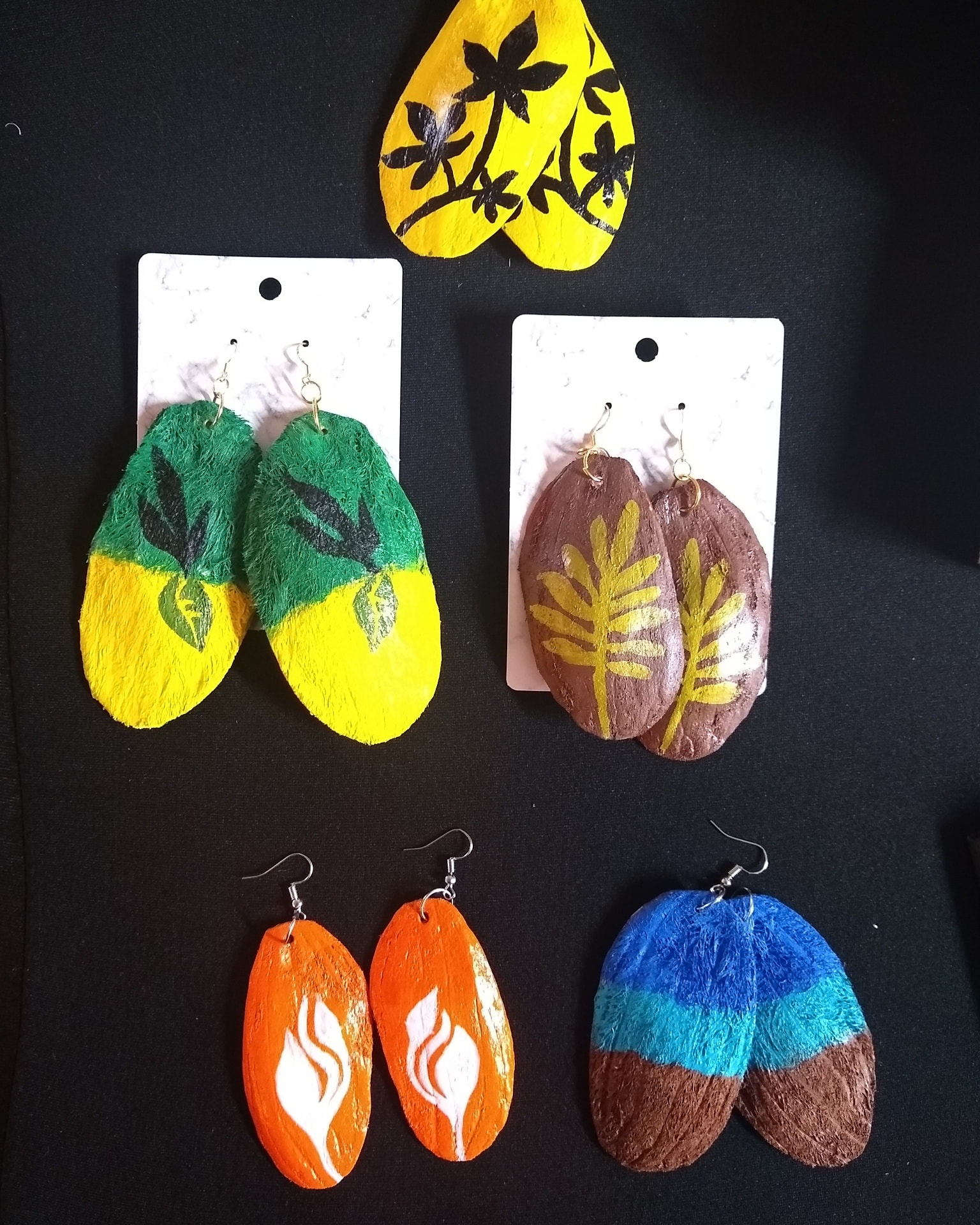 ✨NEW Mango Seed Earrings ✨
All #handmade and only available in person. More options available at the next event.
#shoplocal #jewelrymaking #exclusivefinds