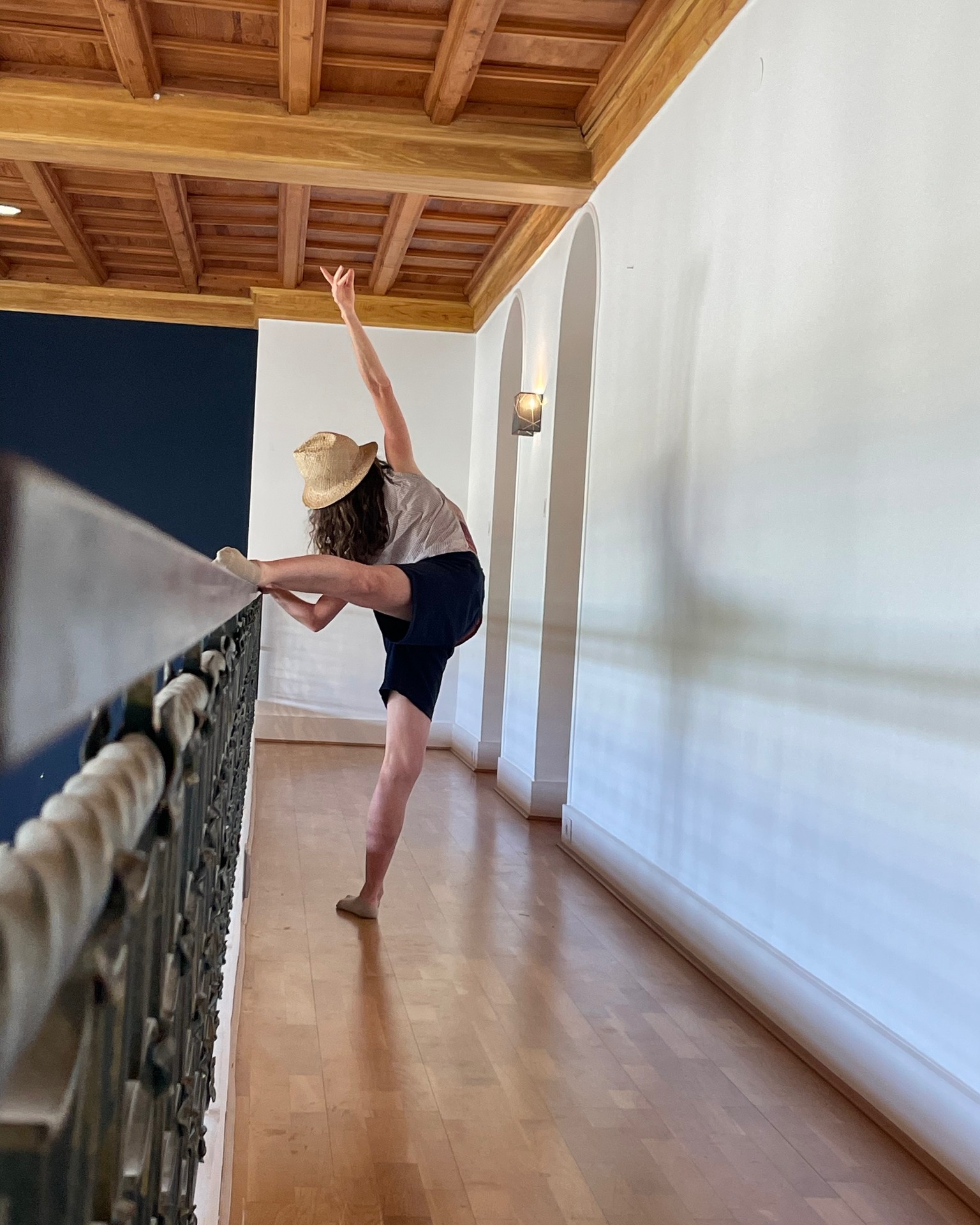 En cette rentrée, Audrey Couménidès vous donne rendez vous ce samedi 13 septembre à Boulogne-Billancourt pour son spectacle “La boîtes à comptines de l’océan” 🐠
Dans ces boîtes, on y trouve des chansons connues ou inventées à chanter et danser au gré des flots salés...quelques baleines, une famille requin, un petit et un gros poisson, mais aussi un petit et grand hippocampe et des méduses ! Et surtout, on encourage un petit navire à prendre le large pour la toute première fois… 🚤
Un moment joyeux à partager en famille !
📍 Rendez vous à la médiathèque @villedeboulognebillancourt
#spectacle #conte #conteuse #histoire #enfant #comptines #ocean #boulognebillancourt