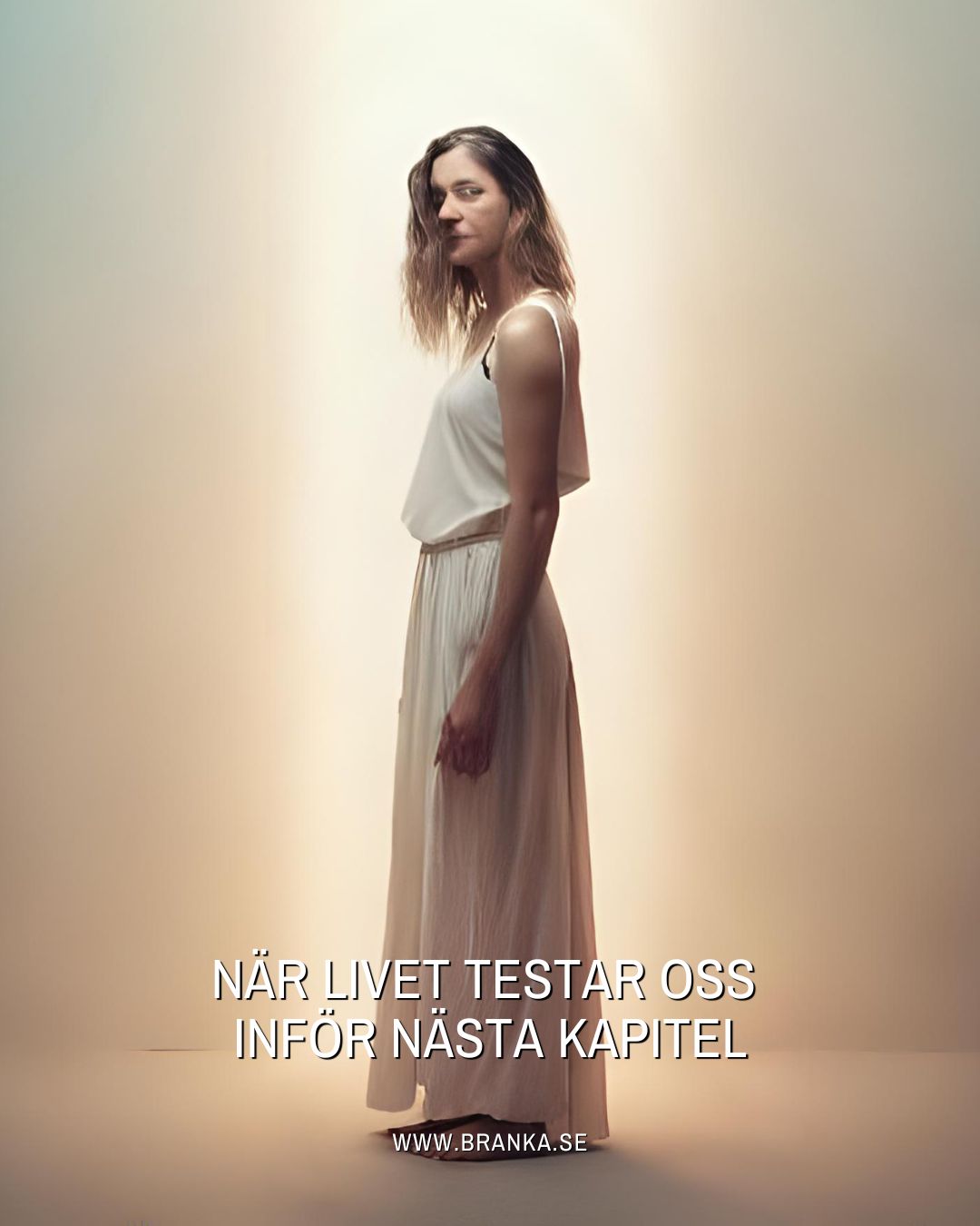 Det är vanligt att strax innan vi ska skifta till en högre medvetandenivå ger livet oss våra tuffaste prövningar. Samtidigt blir vi ofta visade vilka människor som verkligen hör hemma i vårt nästa kapitel, och vilka vi behöver lämna bakom oss. Vi vill gärna dela våra framgångar och vår resa med andra, men alla bär inte alltid med sig goda intentioner. När sanningen visar sig kan det kännas som att allt förändras på en gång, en relation, en vänskap eller ett sammanhang kan plötsligt ta slut.
Detta är också en del av vårt test, att våga släppa taget. För att kunna växa behöver vi frigöra oss från det som håller oss kvar i det förflutna. När vi kapar banden till relationer och situationer som inte längre tjänar oss, öppnar vi i stället upp för nya nivåer av frihet, expansion och medvetenhet.
När vi frigör oss från det som håller oss tillbaka, öppnar vi dörren till nästa fas av vår resa. Att våga släppa taget är att lägga sitt hjärta i livets händer, lyssna till dess riktning och låta det leda oss vidare. 💗
Branka
www.branka.se