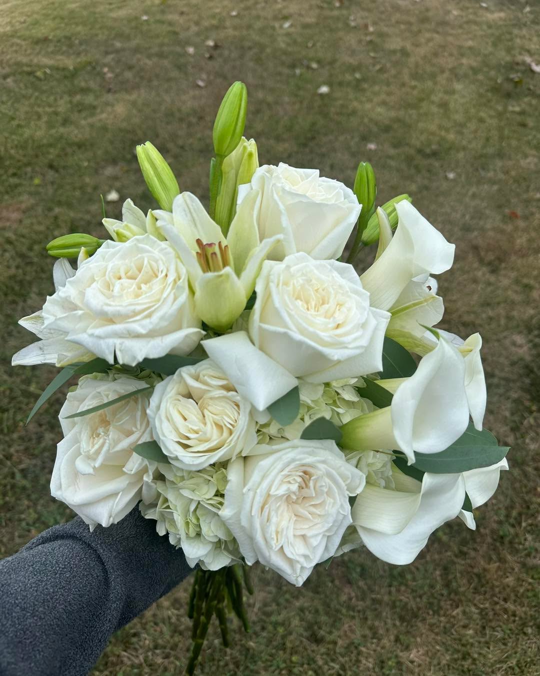One of my favorites recently! Message or email for info 😊 Events and everyday florist in StL MO
#flowershop #funkyflorals #flowersofinstagram #florals #stlouis #FunkyFlorals #stlouisflorals #floralstyle #funkyflowers #birthday #everydaylook #everyday #EverydayElegance #sympathyflowers #flowers #Missouri #graduation #wedding #GiftForHer #EverydayLuxury #midwest #giftideas #gift