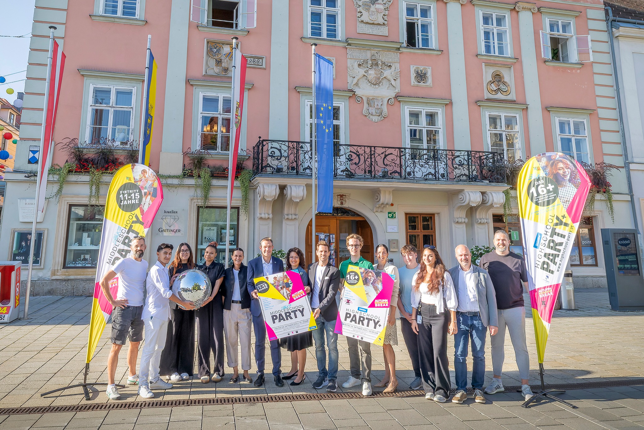 ✨ Ein neues Eventformat für junge Menschen – mitgestaltet von den Jugendlichen selbst! ✨
Wir sind stolz, heute unser neuestes Projekt präsentieren zu dürfen: die
SPARKASSE HIGHSCHOOLPARTY+ PRESENTED BY FACHHOCHSCHULE WIENER NEUSTADT
Gemeinsam mit engagierten Schüler:innen und Lehrlingen aus unterschiedlichen Schulen und Ausbildungsbetrieben Niederösterreichs haben wir dieses Format speziell für junge Erwachsene entwickelt.
Ihre Ideen, ihre Wünsche und ihre Perspektiven waren entscheidend – denn niemand weiß besser, was Jugendliche begeistert, als sie selbst.
📌 Am 24. Oktober 2025 ist es soweit: Mit der letzten Schulglocke vor Beginn der niederösterreichischen Herbstferien verwandelt sich der Sparkassensaal in Wiener Neustadt in den pulsierenden Mittelpunkt der Jugendkultur.
Die Jugendlichen erwartet:
🎶 fette Beats von den DocLX DJ All Stars
🎁 ein exklusives Gewinnspiel für Reisen zur X-JAM, Europas größter Matura- & Eventreise
📸 die Fachhochschule Wiener Neustadt Fotobox für gemeinsame Erinnerungen
🪩 eine große Tanzfläche & chillige Lounge-Ecken
🤝 und vor allem: einen sicheren, respektvollen Rahmen mit Awareness-Programm und Security, in dem Spaß, Freundschaften und Gemeinschaft im Mittelpunkt stehen
👉 OB SCHULBANK ODER WERKBANK – THIS NIGHT IS FOR YOU!
Das neue Eventformat richtet sich schulübergreifend an Schüler:innen und Lehrlinge ab 16 Jahren. Wir Veranstalter schaffen gemeinsam einen Raum, in dem sich junge Menschen außerhalb des Klassenzimmers und der Lehrbetriebe vernetzen, austauschen und gemeinsam feiern können – sicher, respektvoll und unvergesslich.
Ein großes Dankeschön an alle Partner:innen – von der Wiener Neustädter Sparkasse über die FH Wiener Neustadt, FISCHAPARK, Liebesbeweis.at, DocLX Holding GmbH, der Stadt Wiener Neustadt bis hin zur Bildungsdirektion Niederösterreich und der Wirtschaftskammer Niederösterreich – die mit ihrem Engagement zeigen, dass unsere Jugend Unterstützung, Vertrauen und Raum für positive Erlebnisse verdient.
👉 Tickets & Infos: www.highschool-party.at
Photocredit: Michael Weller | Philipp Hacker-Waltron
