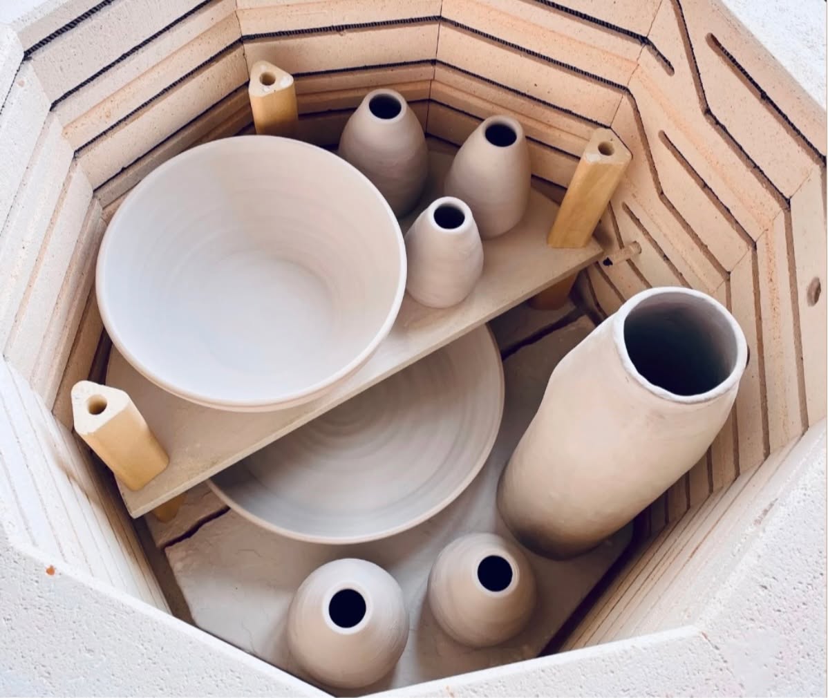 🌟Cours Théorique de Poterie🌟 le 25 septembre et le 4 octobre ! Marie-France Lefebvre, céramiste fondatrice de Baraque à Pots @baraqueapots et responsable du développement des affaires chez Sial Art, vous invite à 2 cours théoriques sur la poterie en collaboration avec SialArt Boutique en ligne-Sial-Online Shop @sialartblog.
📝Infos et réservation à :
https://baraqueapots.com/so/c2PWejxX4?languageTag=en
🕙 Le 25 septembre 2025 de 16 h à 19 h et le 4 octobre de 10 h à 13 h.
🌟Les cours s’adressent aux débutants, aux enseignants et aux techniciens souhaitant comprendre les bases de la poterie, du choix de l’argile à la cuisson des pièces émaillées.
💗Vous pouvez découvrir le travail de Marie F. à :
www.baraqueapots.com
#ceramique #potier #coursdepoterie #clayart