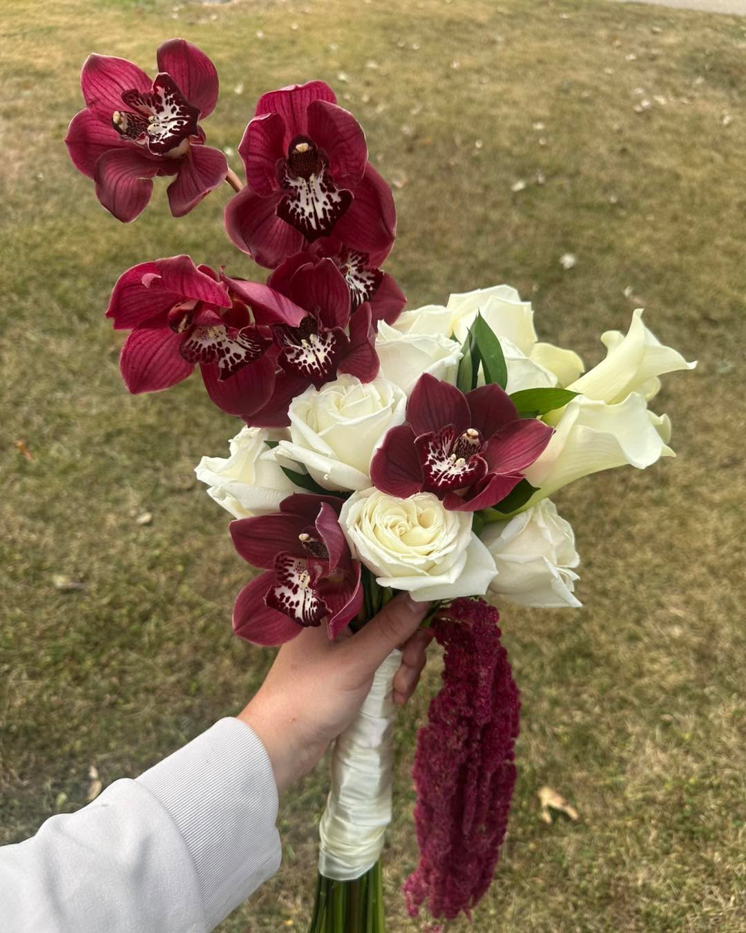 Yesterday’s Bouquet was Traditionally Trendy and just perfect 🤩
#flowershop #funkyflorals #flowersofinstagram #florals #stlouis #FunkyFlorals #stlouisflorals #floralstyle #funkyflowers #birthday #everydaylook #everyday #EverydayElegance #sympathyflowers #flowers #Missouri #graduation #wedding #GiftForHer #EverydayLuxury #midwest #giftideas #gift
