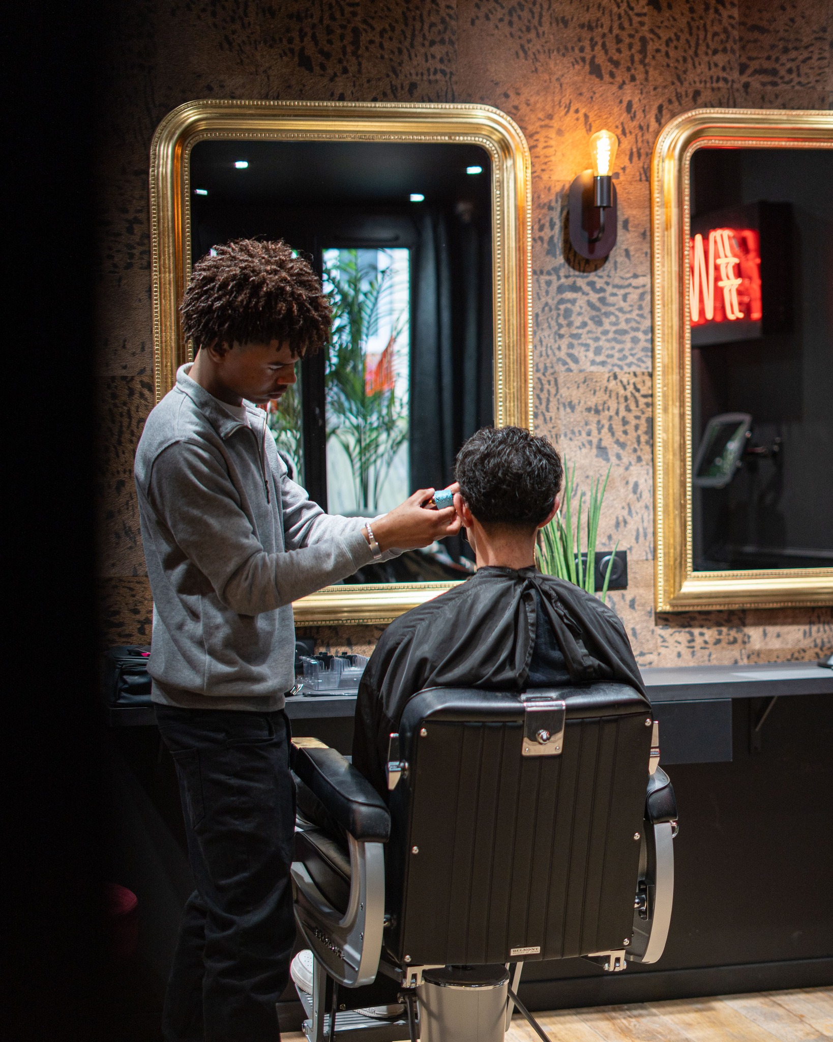 La coupe homme 💇🏻♂️
Chez WILD, chaque détail compte : précision, style et personnalité.
Nos coiffeurs prennent le temps d’écouter vos envies pour créer une coupe sur mesure, moderne et adaptée à votre visage.
👉🏼 Une barbe à structurer ? Un dégradé à entretenir ? Ou simplement l’envie de changer de look ?
Nos équipes sont là pour vous conseiller et révéler le meilleur de votre style.
Réservez dès maintenant votre rendez-vous !
___
#️⃣ : wild coiffeur coloriste, coupe homme, coiffure homme, barbe, dégradé, barbier, rouen, amiens, le havre, evreux, mesnil-esnard
🎥 & CM : @agence.boujoubien