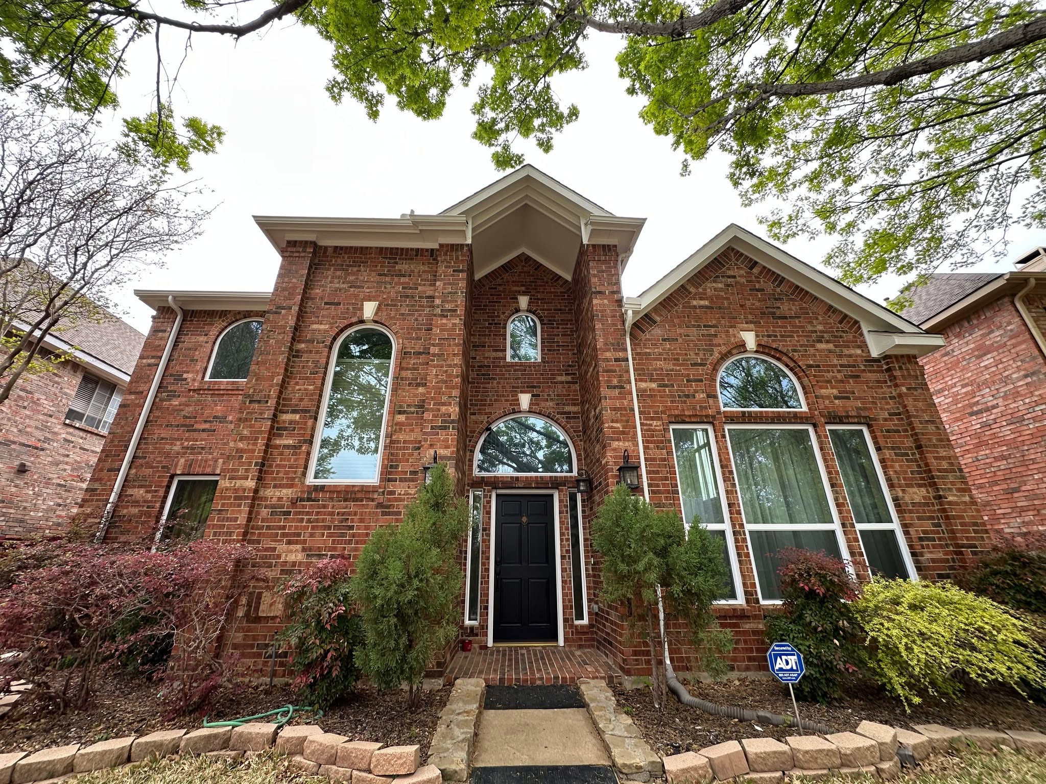 Fresh updates can completely change a home’s look. For this project, we replaced bad pieces of siding, rebuilt the chimney trim (see last picture of the before!), and painted the trim to give the exterior a clean new finish.
#OikosRemodel #dallasremodel #ExteriorRemodel #oikos