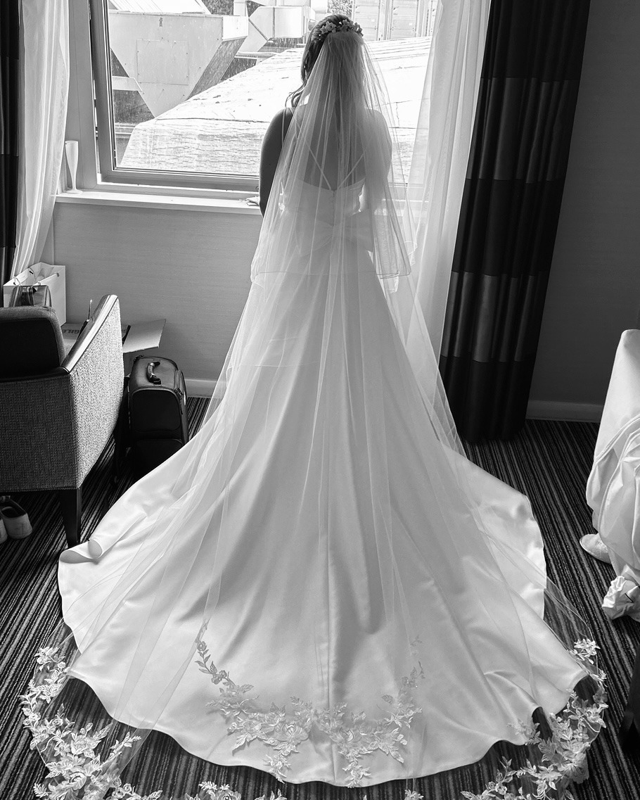 Veil fitting is included in your Bridal hair service if required as well as showing a member of your Bridal party how to remove.
I will always recommend getting your plastic comb on the veil changed to either a metal comb or dress loops (bonus points for this!) to make the insert & removal a lot of more comfortable for you, less heavy & guaranteed longevity. Honestly, I just don't rate plastic combs in any sense & especially if you're blessed with naturally voluminous hair
.
.
.
#surreymua
#surreymakeupartist
#bridetobe2025
#bridalmakeup
#hampshiremakeupartist
#londonmua
#surreybride
#bridemakeup
#hampshiremua
#berkshiremakeupartist
#berkshiremua
#londonmakeupartist
#muasurrey
#bridetobe2026
#2025wedding
#hampshirebride
#2026wedding
#weddingsupplieruk
#berkshirebride
#freelancemua
#londonbrides
#londonbride
#bridalmakeupsurrey
#bridalmakeupartist
#bridetobe2027
#surreyhairandmakeupartist
#londonwedding
#thelensburyresort
#thelensburyhotel
#thelensbury