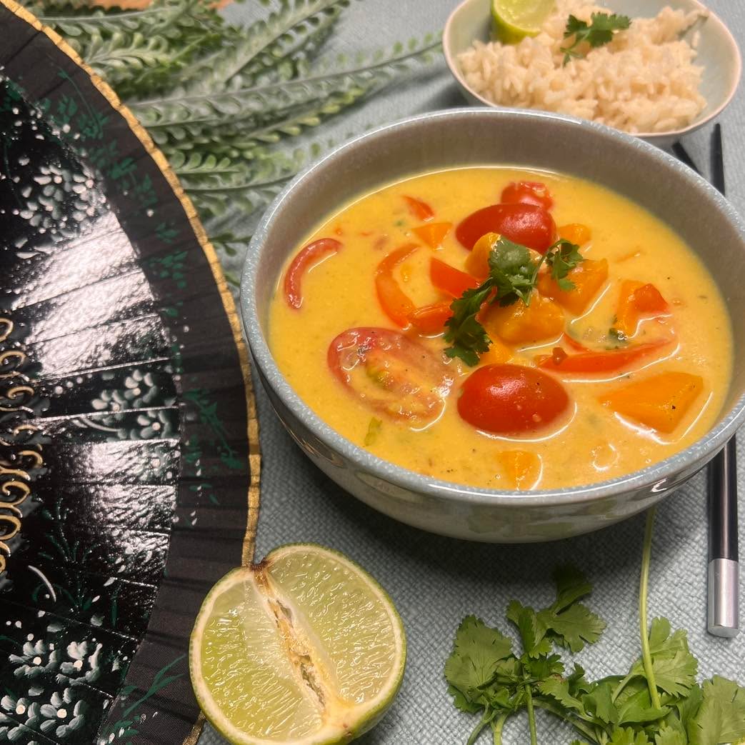Süsskartoffel-Kokos-Curry
Wer sagt, dass vegan langweilig sein muss?
Dieses Curry beweist das Gegenteil: cremige Kokosmilch, zarte Süsskartoffeln und jede Menge Gewürze sorgen für ein Geschmackserlebnis, das man so schnell nicht vergisst.
Zutaten für 4 Personen:
600 g Süsskartoffeln, geschält und in Würfel geschnitten
400 ml Kokosmilch
150 ml Wasser
1 Zwiebel, fein gehackt
2 Knoblauchzehen, fein gehackt
1 Stück Ingwer ca. 2cm, fein gehackt
1 rote Paprika, halbiert und in Streifen geschnitten
200 g Cherrytomaten, halbiert
1-2 EL Kokosöl
1-2 TL Kurkuma
1-2 TL Chinese 5-Spices Gewürzmischung
Chiliflocken nach Geschmack
Salz und Pfeffer nach Geschmack
Frischer Koriander und Limettenspalten zum Garnieren
Zubereitung:
In einem großen Topf oder Wok Kokosöl erhitzen.
Die gehackten Zwiebeln, Knoblauch und Ingwer hinzufügen und ein paar Minuten anbraten, bis die Zwiebeln glasig werden.
Kurkuma, Koriander und Chiliflocken dazugeben und unter Rühren etwa 1 Minute lang anbraten, damit sich die Aromen entfalten.
Süsskartoffelwürfel und rote Paprika in den Topf geben und gut umrühren, sodass alles von den Gewürzen umhüllt ist.
Dann die Kokosmilch sowie 150 ml Wasser hinzufügen, aufkochen lassen und anschliessend bei reduzierter Hitze etwa 15–20 Minuten köcheln, bis die Süsskartoffeln weich sind.
Zum Schluss die Cherrytomaten hinzufügen und weitere 5 Minuten mitgaren lassen.
Mit Salz und Pfeffer abschmecken.
Das Curry in Schüsseln füllen, mit frischem Koriander garnieren und zusammen mit Limettenspalten servieren – am besten mit Reis.
Welche besondere Zutat würdest du diesem Curry noch hinzufügen, um es zu deinem ganz persönlichen Lieblingsgericht zu machen?
En Guete!
#thekitchenwitches #vegan #süsskartoffeln #einfacherezepte #sweetpotatoes
#food #feinschmecker #leckeressen #Vegetarian #vegetarianrecipes #vegetarischerezepte #vegetarisch #vegetarischeküche #veganmeals #veganfood #veganrecipes #veganerezepte