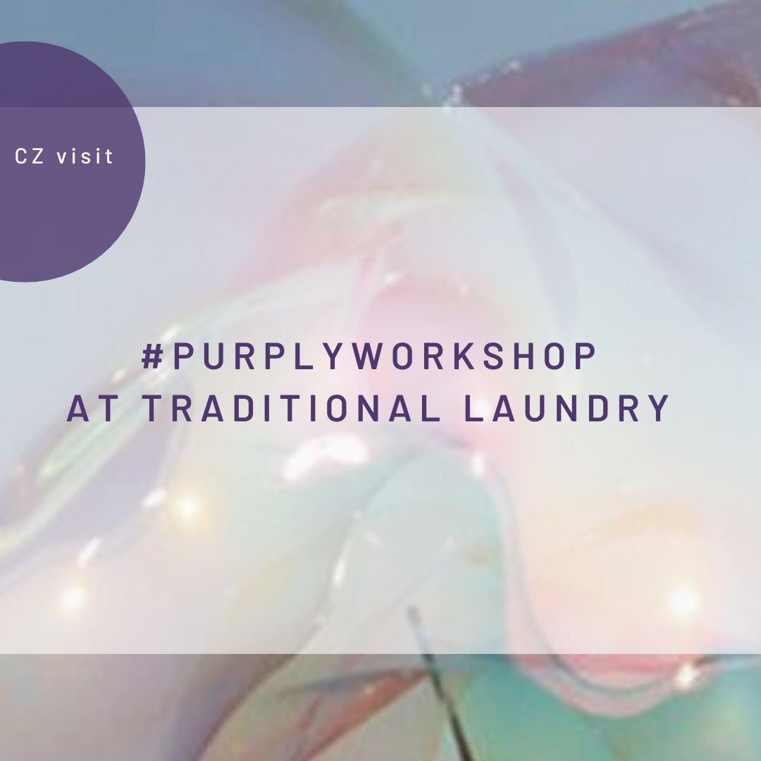 We meet very interesting women at our events. One of them is Zdeňka Fuchsová, who founded and runs traditional laundry near Kladno. And how is she doing in these modern times? Very well. 🙌 Families from the Kladno area bring their treasures to her in full baskets and she is then responsible for the peace of mind in the household and making sure their socks don't get lost. 😂 #purplyworkshop at Prádelna v Neckách.
---
Na našich akcích se setkáváme s velmi zajímavými ženami. Jedna z nich je i Zdeňka Fuchsová, která založila a vede Prádlenu v neckách u Kladna. A jak se ji v této rychlé době daří? Velmi dobře. 🙌 Rodiny z okolí kladna k ní svážejí své poklady v koších a ona se se svým týmem se jim stará o klid v domácnosti i o to, aby se jim neztrácely ponožky. 😂 #purplyworkshop v Prádelě v Neckách.