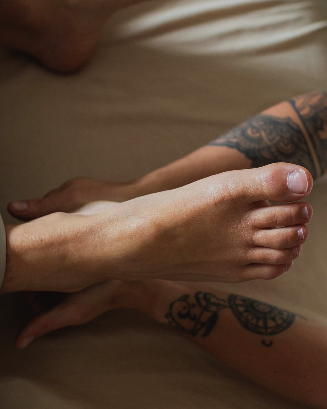 A meeting of softness and strength, of comfort and grounding. Presence does not always need words. It can be felt through touch, stillness, and the choice to simply be
#HolisticCare #MindfulConnection #RFVBodywork #TherapeuticPresence #HealingTogether #EmbodiedWellness #RestorativeCare #ColoradoHealing