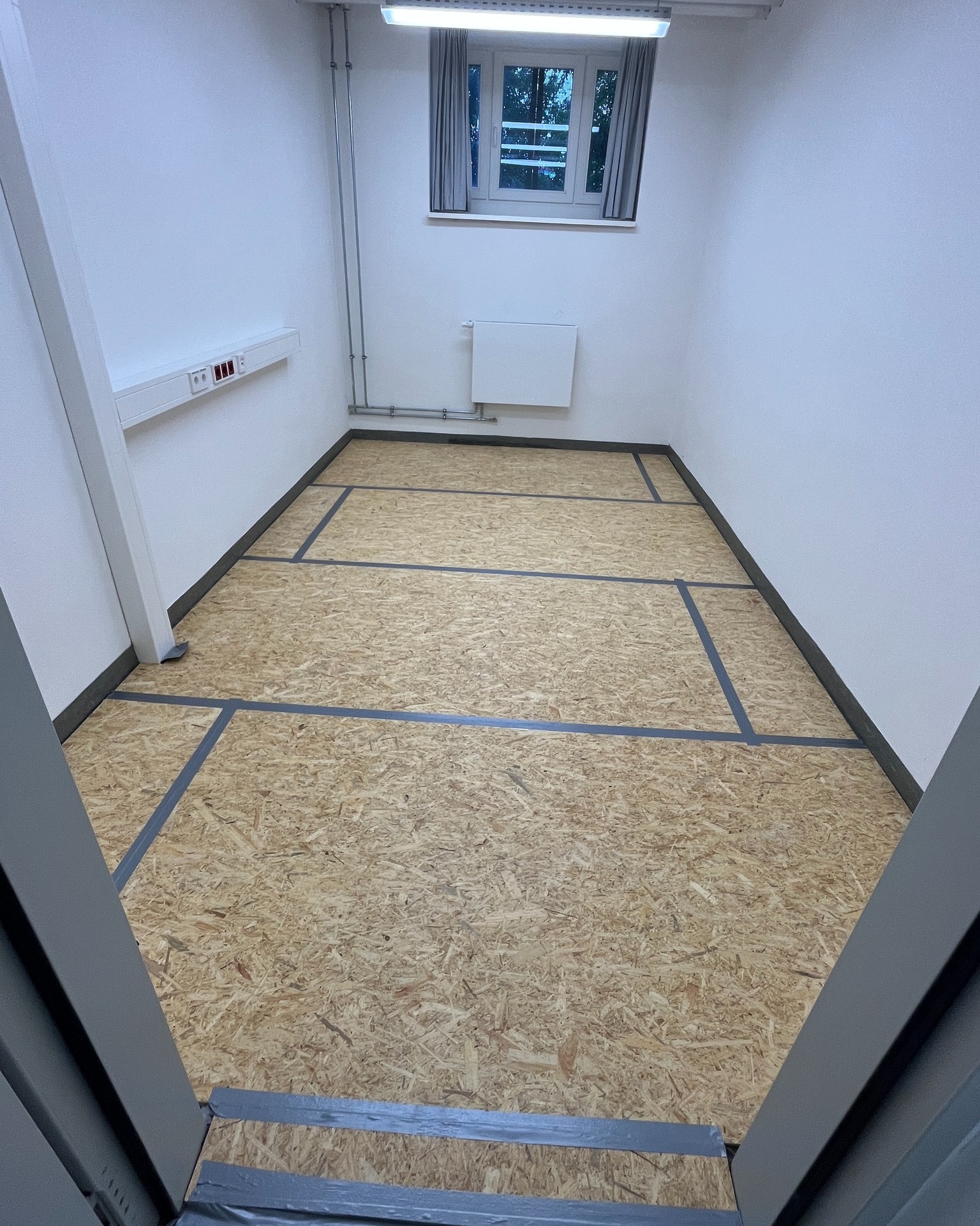 Wir haben im neuen Quantenlabor, mehrere Stahlträger in den Kappendecken mit Siniat Flamtex-Platten in F90 verkleidet, alles wurde in Q3 gespachtelt. Am Ende haben wir dann noch eine F90 Brandschutztür in unsere F90 GKF-Wand montiert.
🌏 www.ib-dresden.com
📧 info@ib-dresden.com
#innenausbau_bock #drywall #trockenbau #trockenbauguide #baustelle #sanierung #umbau #handwerker #handwerk #trockenbauwände #trockenbauarbeiten #innenausbau #diy #milwaukee #milwaukeetools #festool #euroline #siniat #wego #wegovti