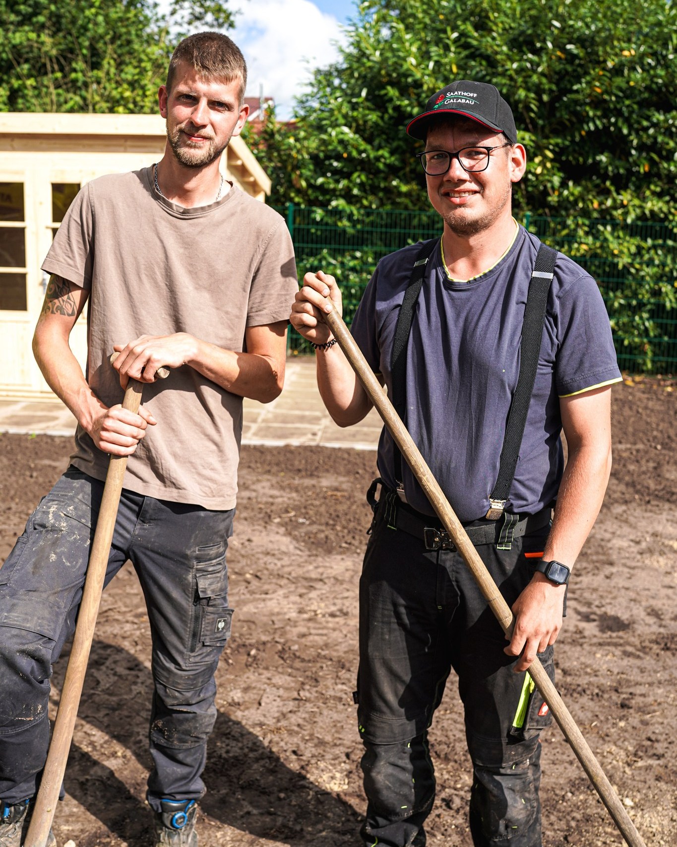 💪 Das Team fürs Grobe! 🚜🧱
Wenn’s schwer wird, sind wir genau in unserem Element: Erdarbeiten, Pflasterflächen oder massiver Wegebau – unser Team packt an, wo andere an ihre Grenzen stoßen.
Mit Power, Präzision und modernster Technik schaffen wir Platz für Neues und gestalten Flächen, die bleiben.
Saathoff GaLaBau – stark im Detail, stark im Ganzen. 🌿✨
#TeamSaathoff #DasTeamFürsGrobe #Baustellenpower #Galabau #HandwerkMitHerz