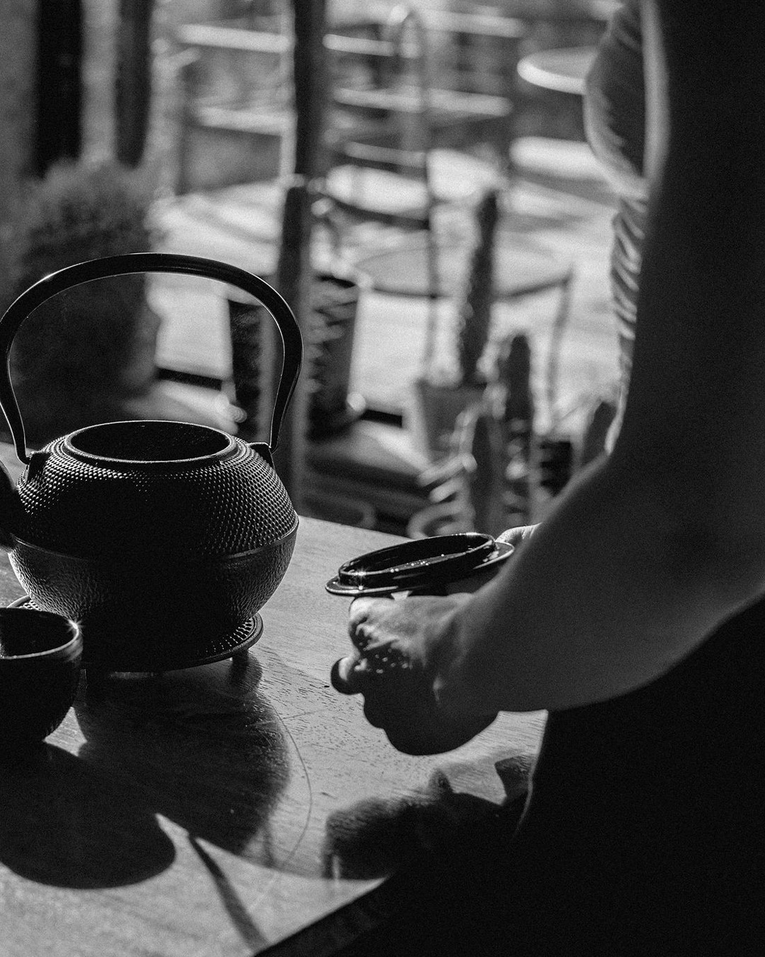 Presence can be found in the smallest rituals
#EverydayRituals #SlowLiving #TeaTime #HolisticWellness #MindfulLiving #RFVBodywork #AestheticCalm