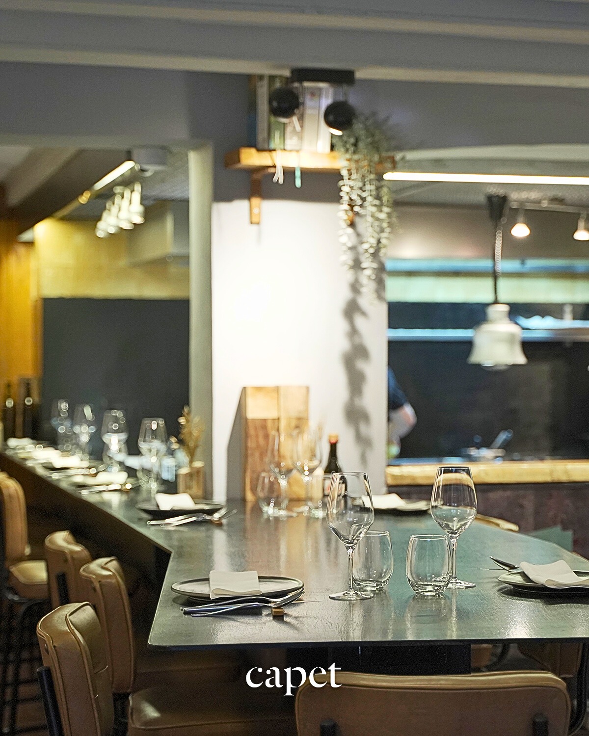 El ambiente se define en la disposición de copas y líneas.
Una propuesta clara, pensada para recibir con calma.
🔗 Reserva fácilmente desde el enlace en nuestra bio
📍 Carrer del Cometa, 5, Ciutat Vella, 08002 Barcelona
📞 937 20 44 21
#capetrestaurante #barcelonarestaurants #cocinahonesta #temporadaencapet #restaurantesbarcelona #guíamichelin #cocinadeautor #cocinatecnica #productolocal #barriogotic