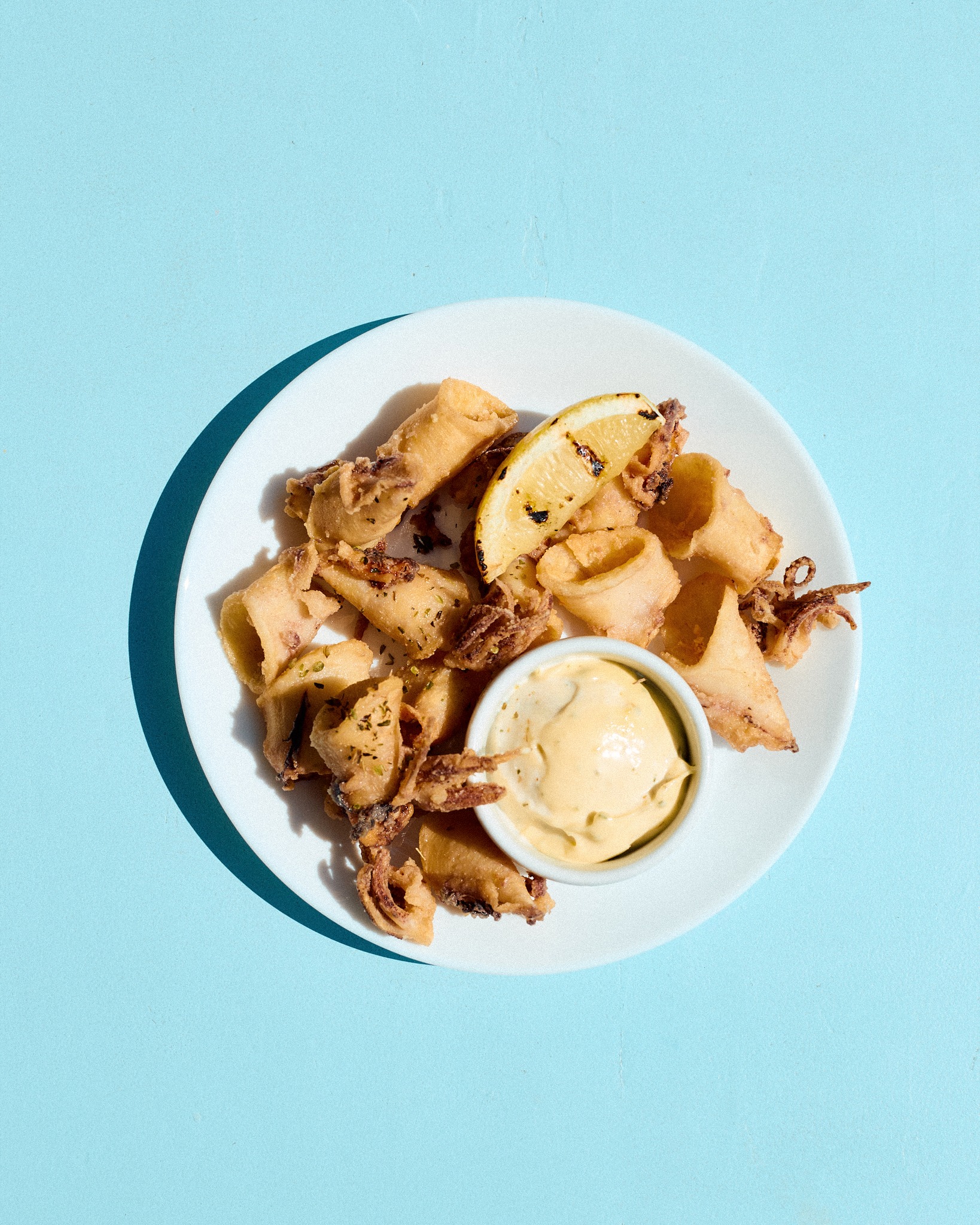 Smażone kalmary śródziemnomorskie 💛 Zdecydowanie ulubiona przekąska naszych gości!