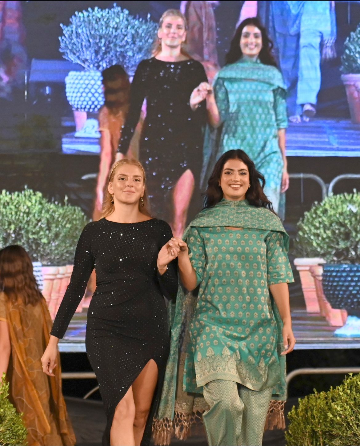 La mia prima collezione Bindu Atelier è amore per il viaggio e cultura dei popoli, è tessere memoria, presente e futuro.
Un tributo all’India, l’eco di un canto d’amore dall’Himachal Pradesh al Tamil Nadu sul palco della Fashion Week 2025.
Il mio racconto con la collezione dei pregiati cachemere tessuti secondo forme geometriche tribali che sono trame e simboli di storie antiche.
Le gemme applicate come baci di luna sulla pelle.
La seta per una femminilità delicata e sofisticata anche tra le lenzuola con i pigiami floreali e jungle.
Un tributo alla tradizione e innovazione con le Pashmine, vere opere d’arte che diventano gonne e cappotti per farsi notare.
Per info e acquisti su appuntamento in atelier chiama il 393 054 4033 🧶💃